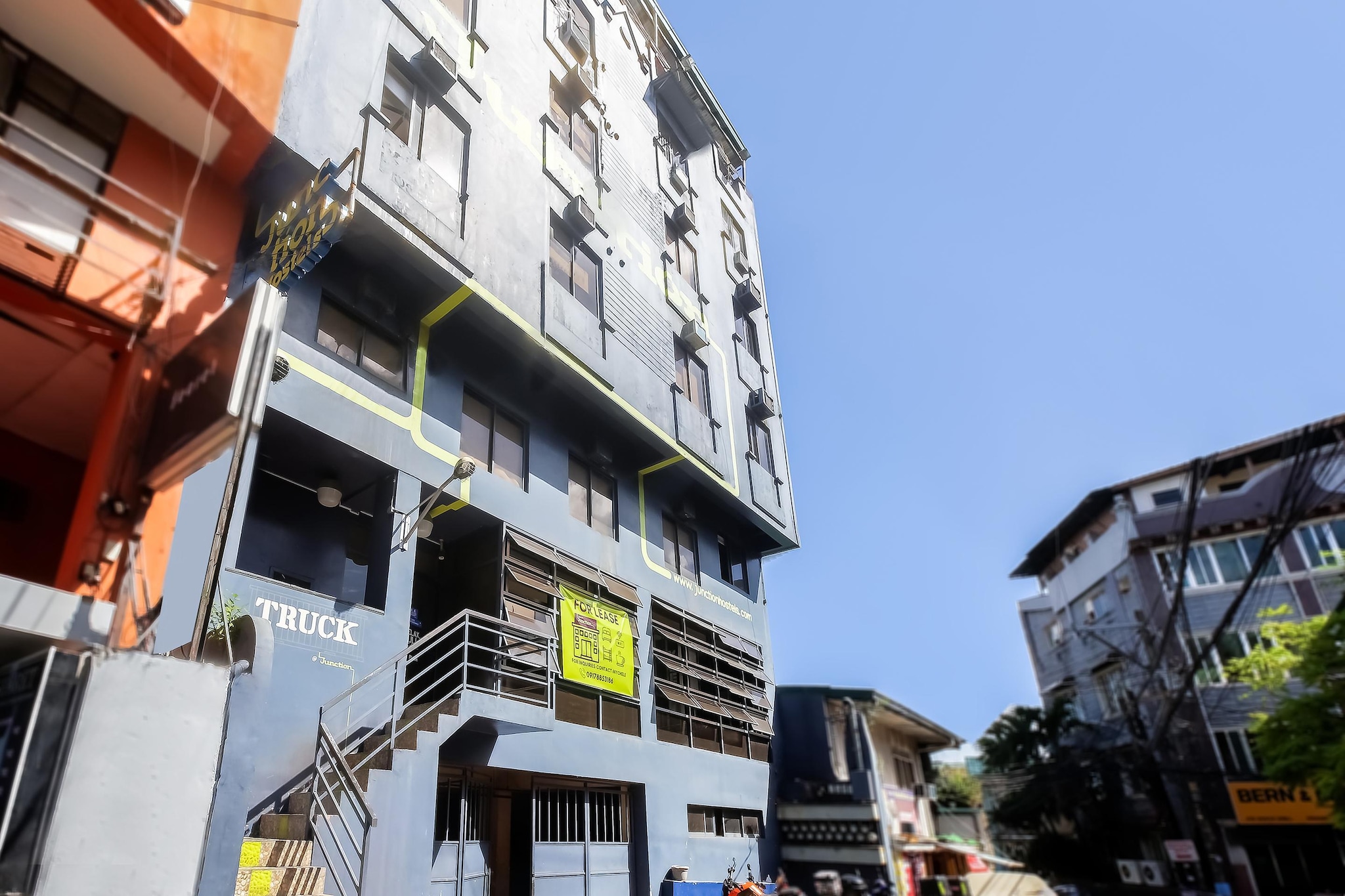 Spacious Quad Retreat at Trendy Hostel – Manila