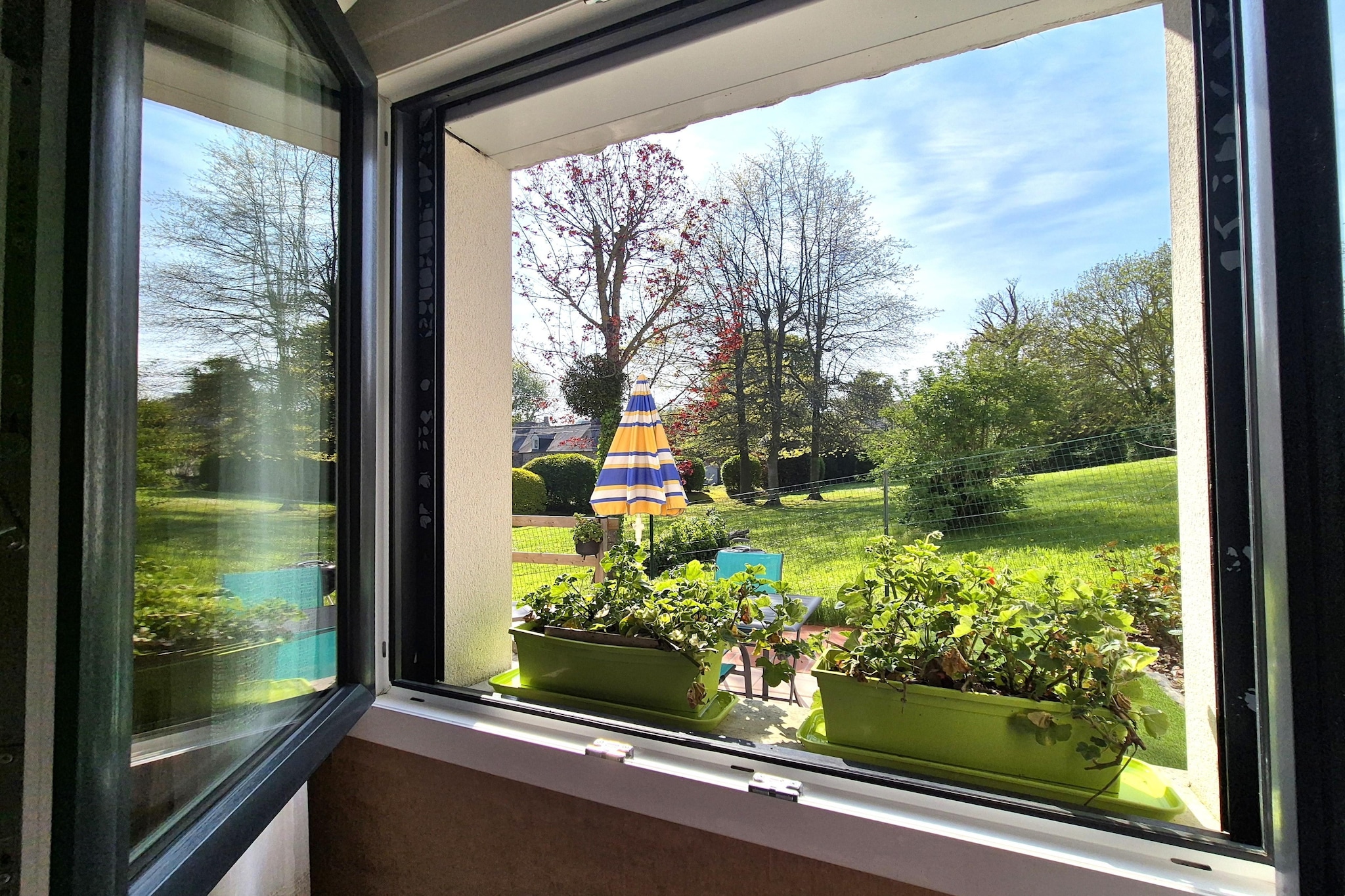 Joli rez-de-jardin avec terrasse sud plage 800 m-Uitzicht zomer