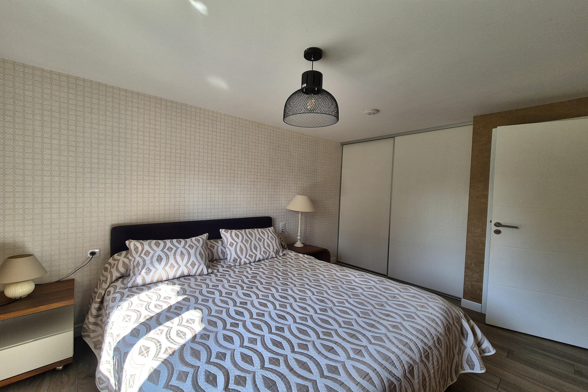 Joli rez-de-jardin avec terrasse sud plage 800 m-Slaapkamer