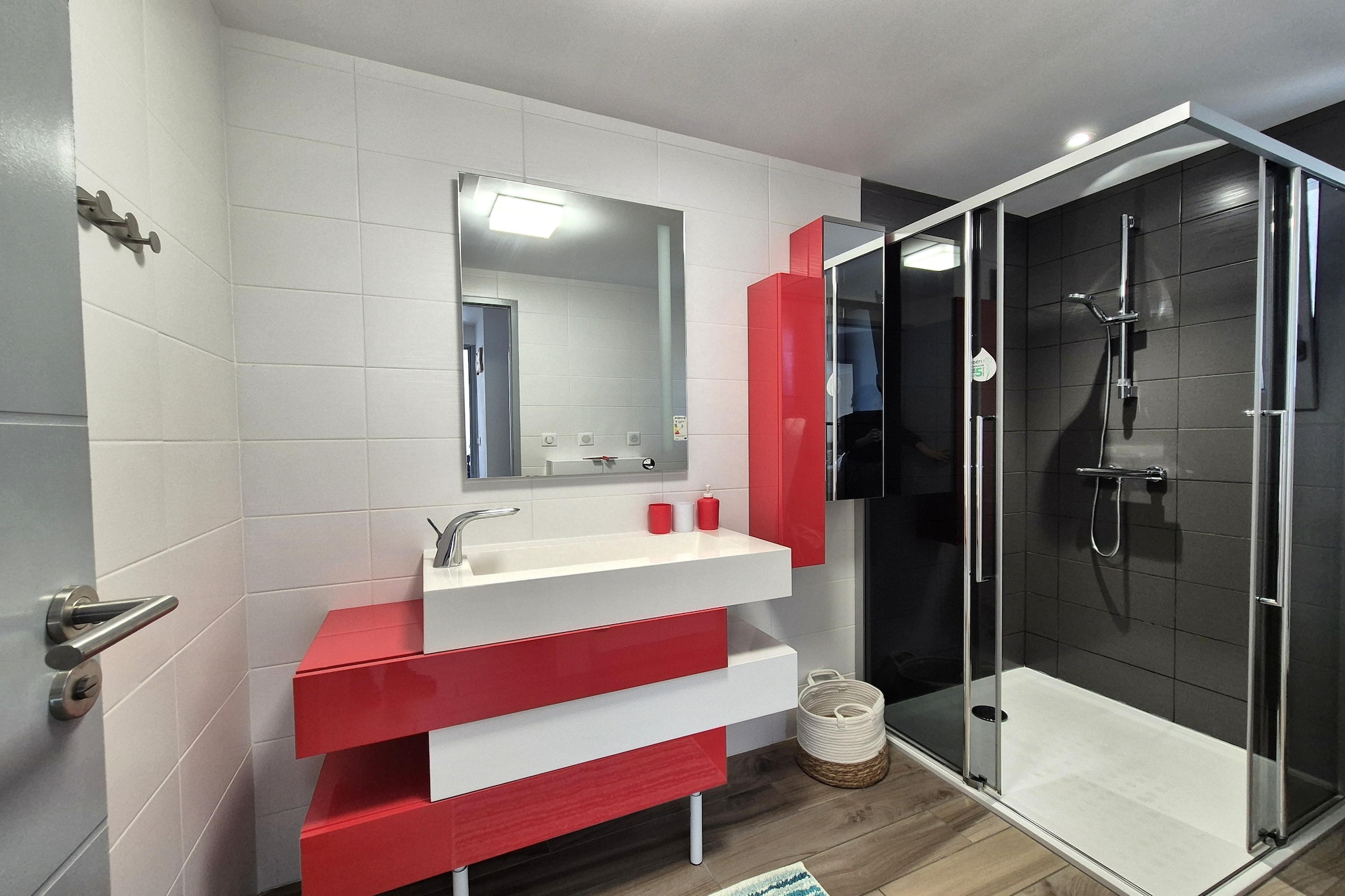 Joli rez-de-jardin avec terrasse sud plage 800 m-Badkamer