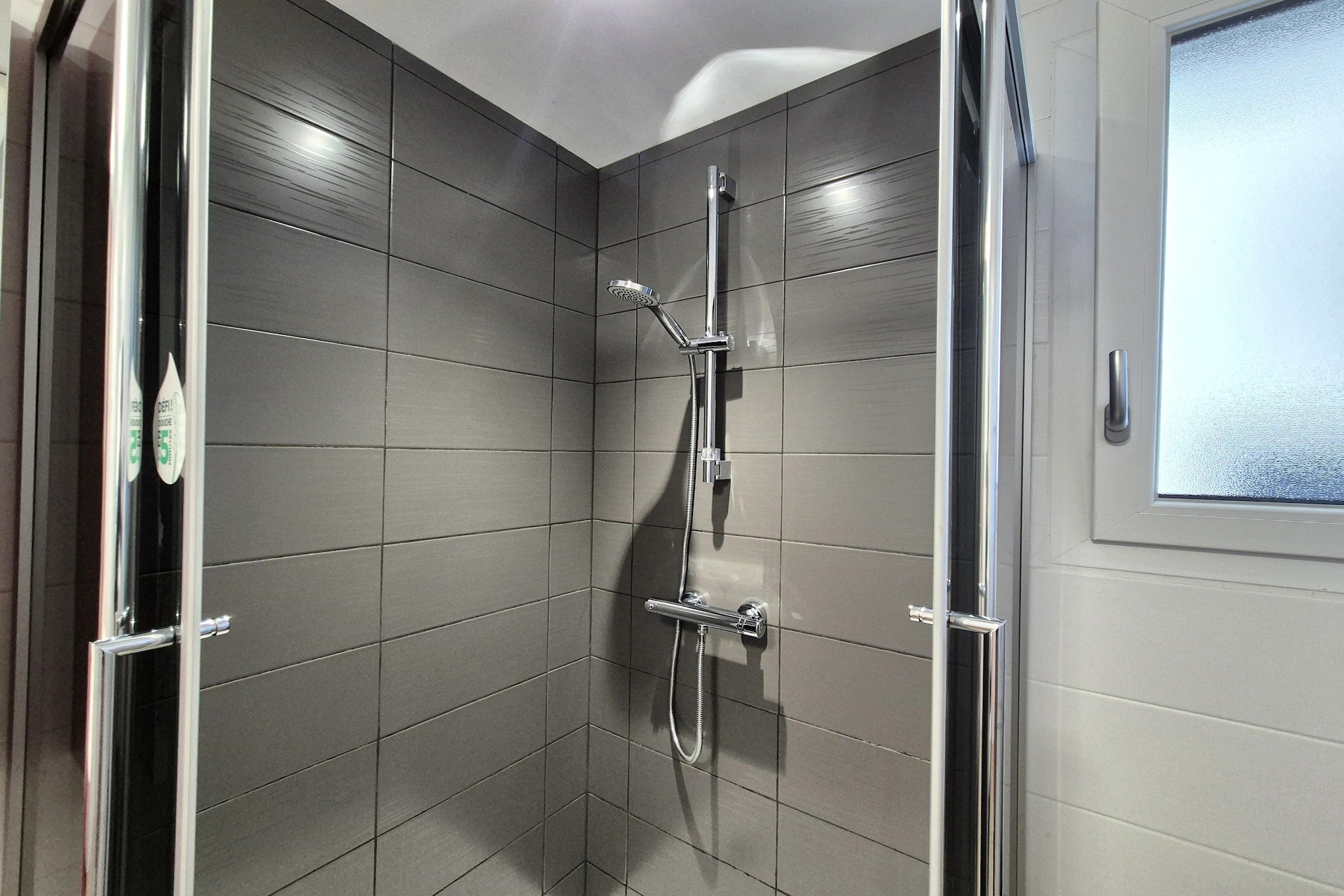 Joli rez-de-jardin avec terrasse sud plage 800 m-Badkamer