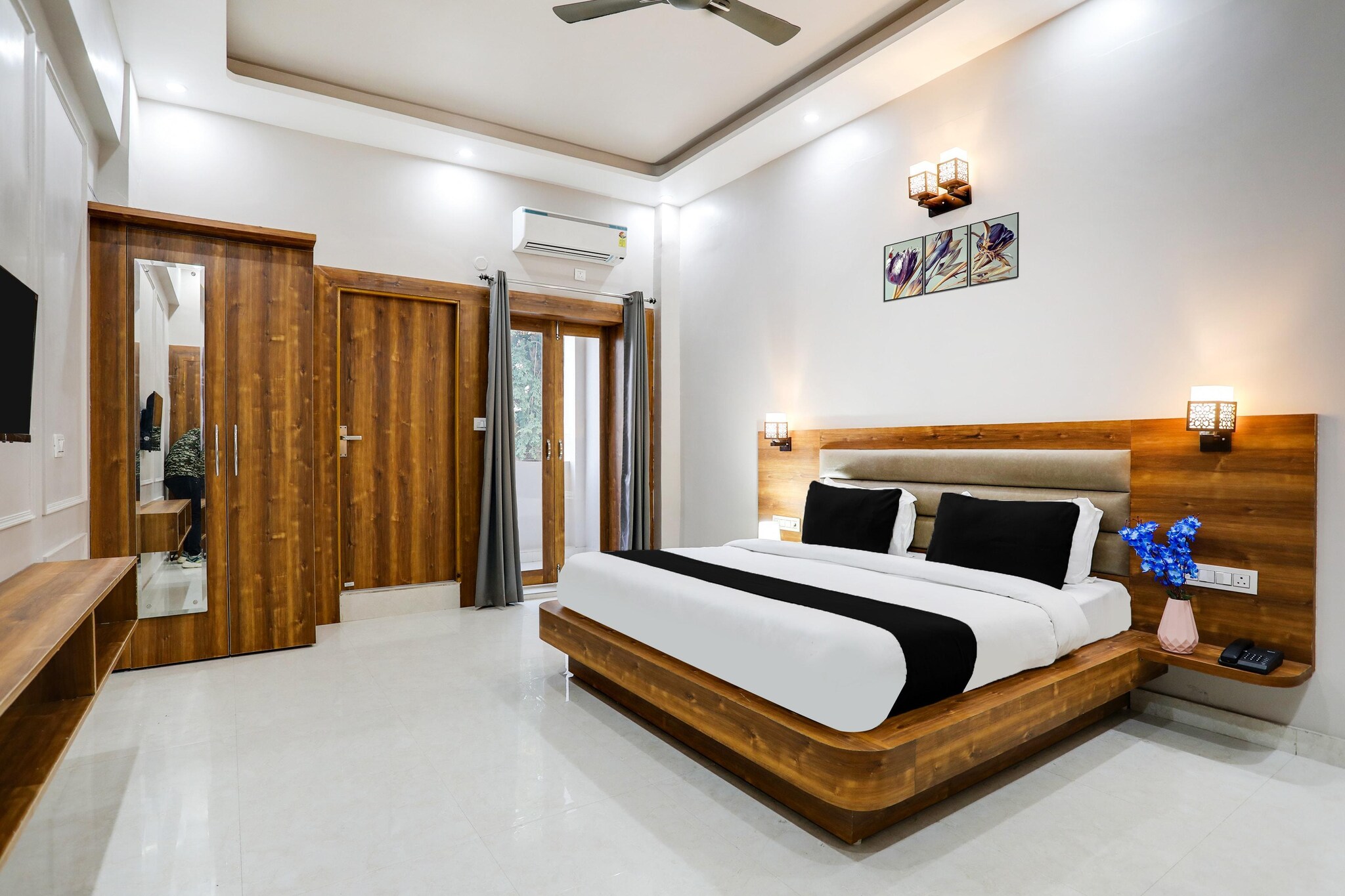 Ground floor: (bedroom(double bed, TV, seating area, air conditioning, lift, Towels incl., telephone), bathroom(bathtub or shower, shower, washbasin, toilet, shampoo, body soap, hot water))