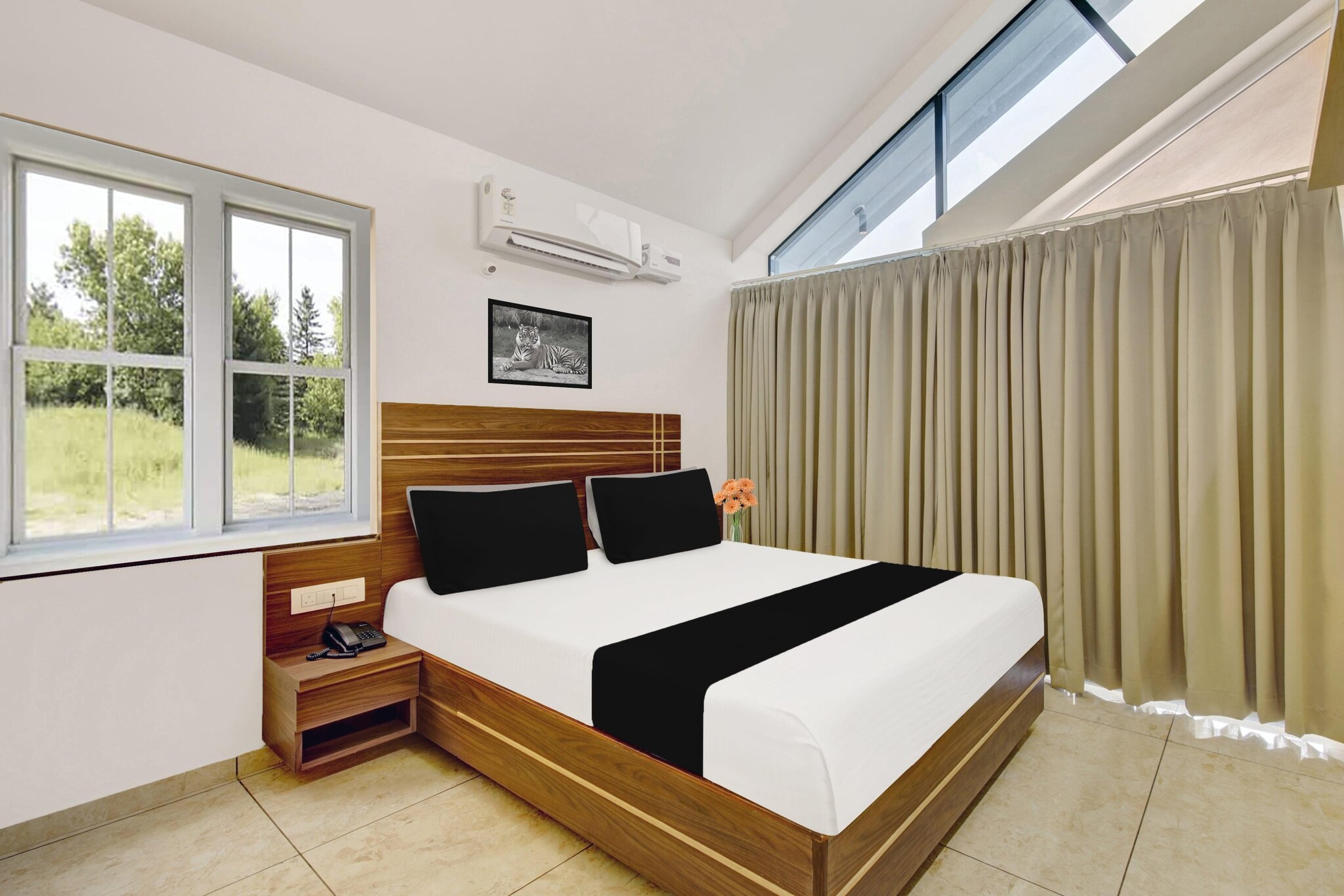 Ground floor: (bedroom(double bed, TV, seating area, air conditioning, Towels incl., telephone, Floor mattress), bathroom(bathtub or shower, shower, washbasin, toilet, shampoo, body soap, hot water))