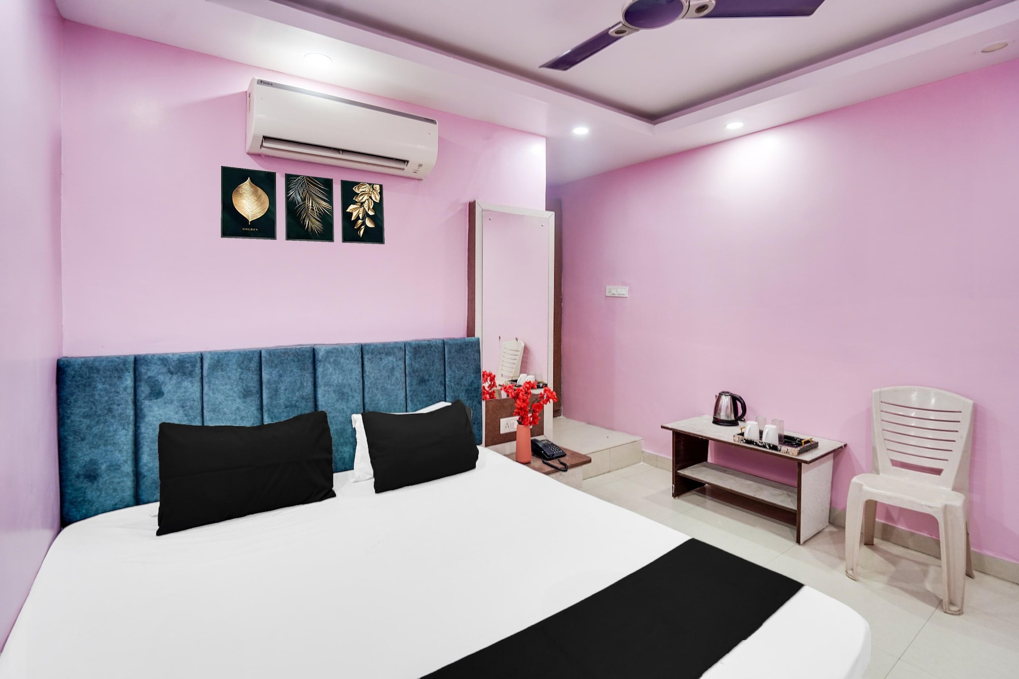 Ground floor: (bedroom(Parking, double bed, TV, seating area, air conditioning, lift, Towels incl., Laundry Package incl., telephone, Floor mattress), bathroom(bathtub or shower, shower, washbasin, toilet, shampoo, body soap, hot water))
