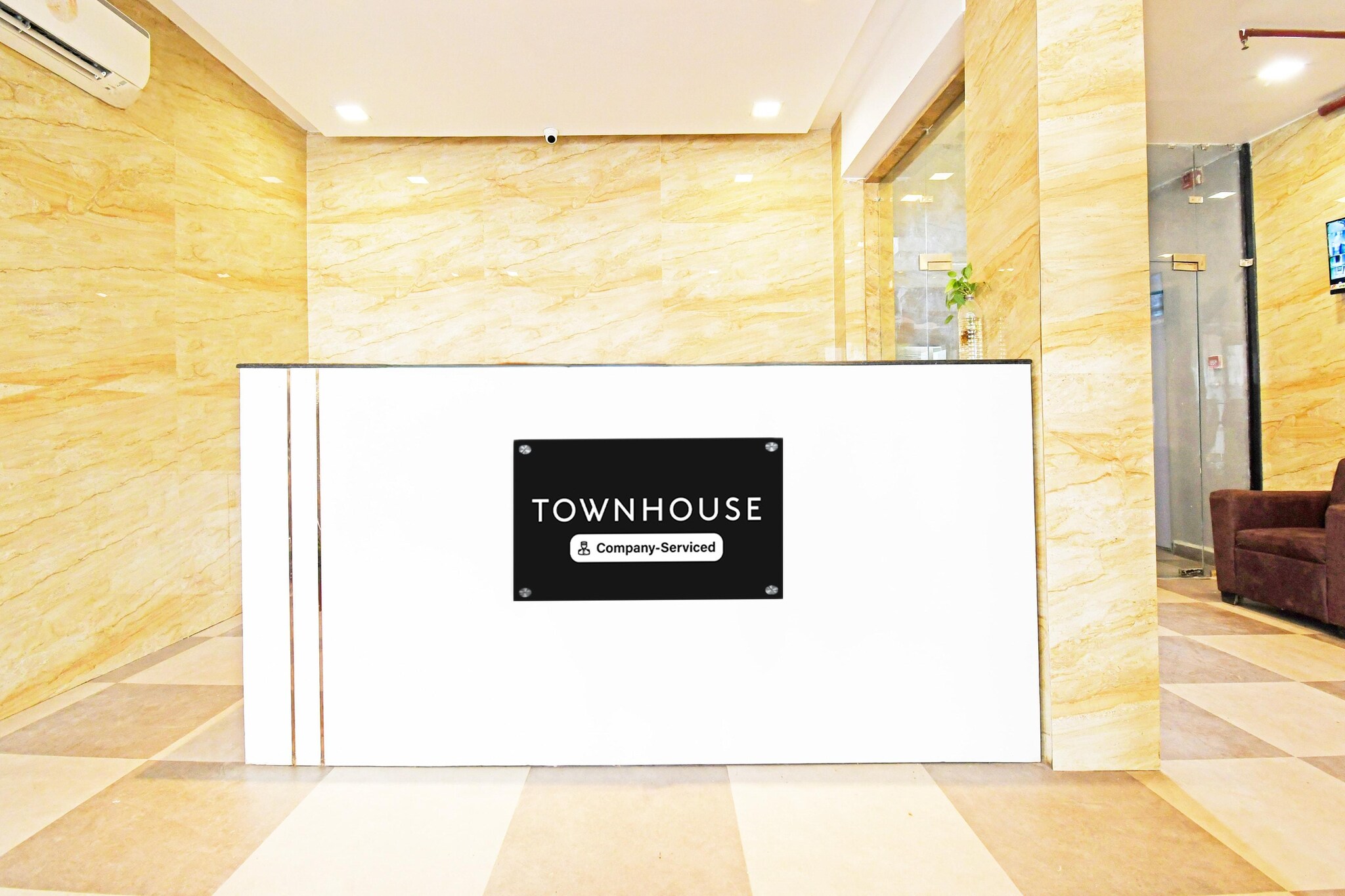 Ground floor: (bedroom(double bed, TV, seating area, air conditioning, lift, Towels incl., telephone, Floor mattress), bathroom(bathtub or shower, shower, washbasin, toilet, shampoo, body soap, hot water))