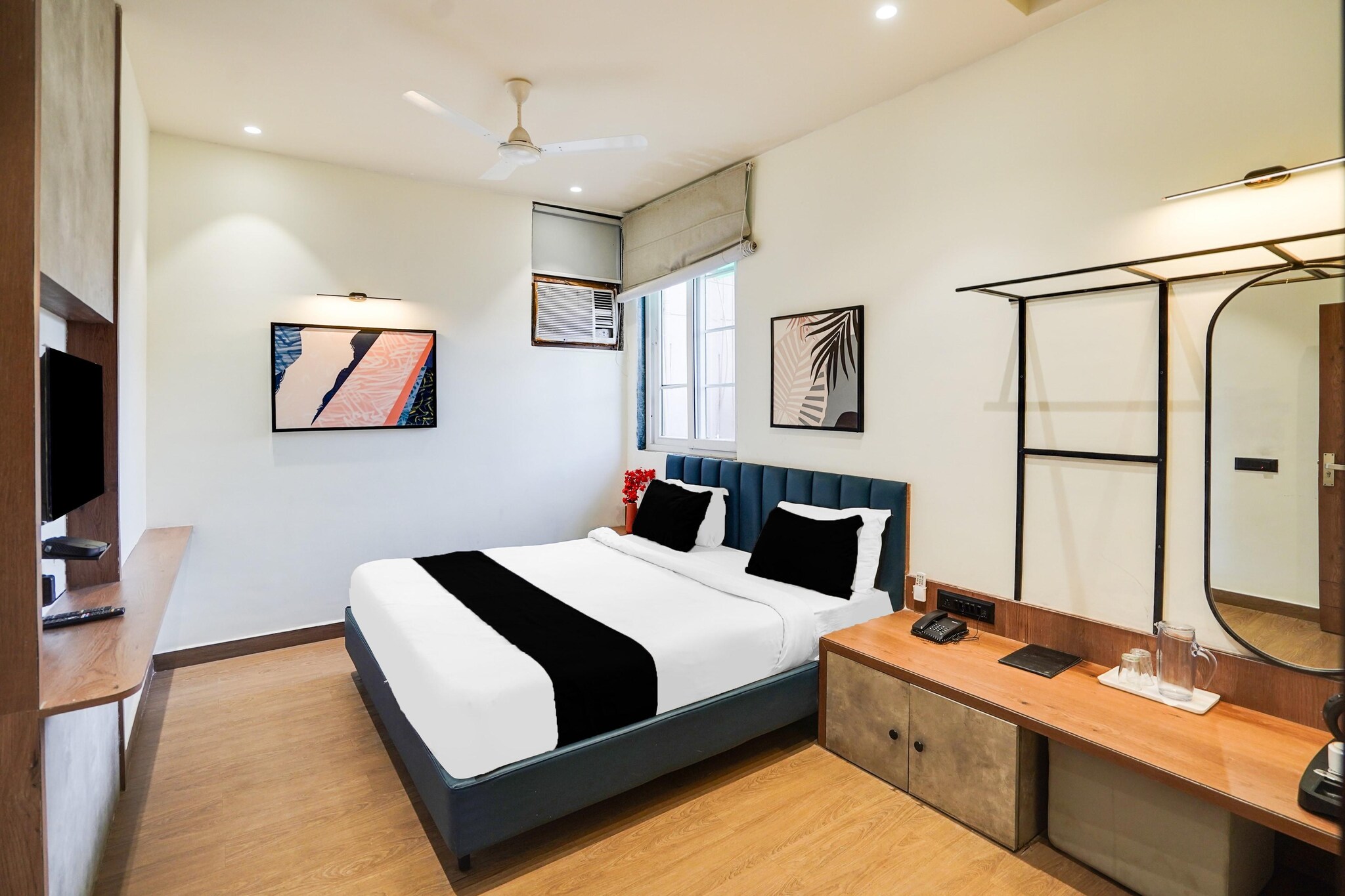 Ground floor: (bedroom(double bed, TV, seating area, air conditioning, Towels incl., telephone, Floor mattress), bathroom(bathtub or shower, shower, washbasin, toilet, shampoo, body soap, hot water), lift)
