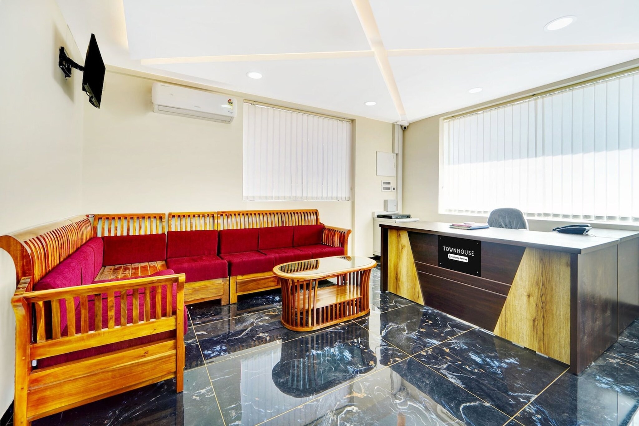 Ground floor: (bedroom(double bed, TV, seating area, air conditioning, lift, Towels incl., telephone), bathroom(bathtub or shower, shower, washbasin, toilet, shampoo, body soap, hot water))