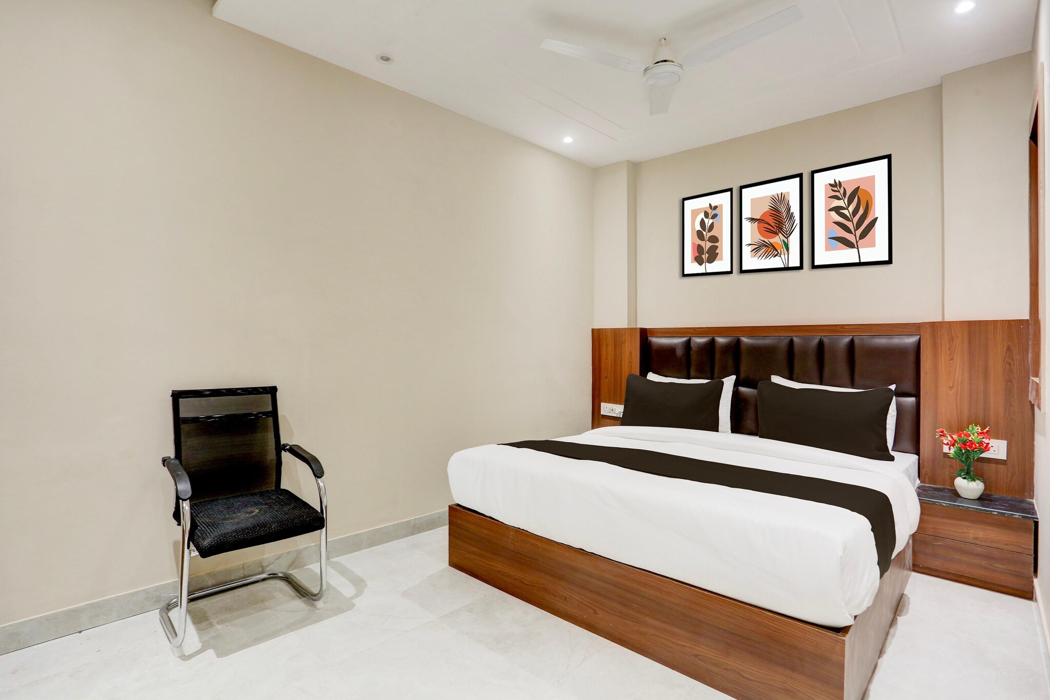 Ground floor: (bedroom(double bed, TV, seating area, air conditioning, lift, Towels incl., telephone), bathroom(bathtub or shower, shower, washbasin, toilet, shampoo, body soap, hot water))