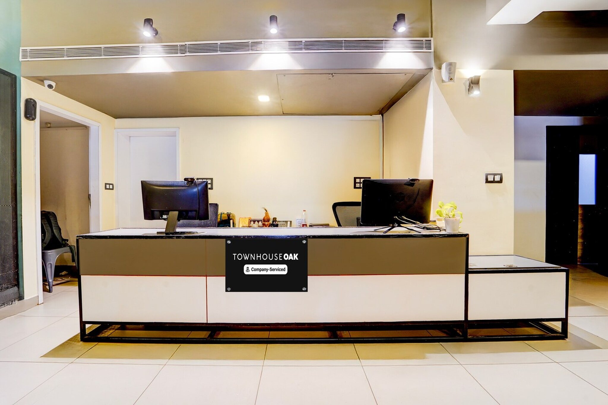 Ground floor: (bedroom(double bed, TV, seating area, air conditioning, Towels incl., telephone, Floor mattress), bathroom(bathtub or shower, shower, washbasin, toilet, shampoo, body soap, hot water), lift)