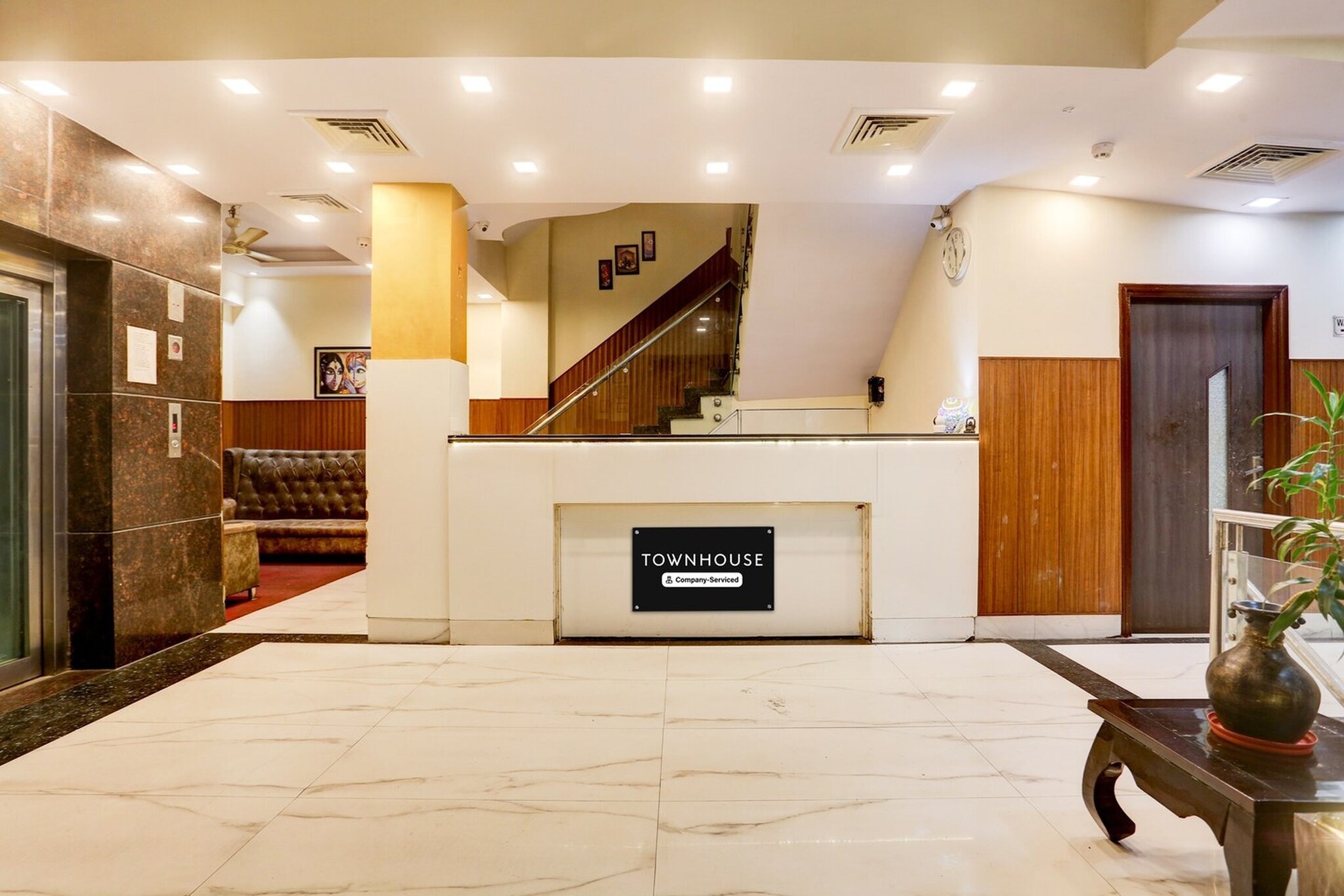 Ground floor: (bedroom(double bed, TV, seating area, air conditioning, lift, Towels incl., telephone), bathroom(bathtub or shower, shower, washbasin, toilet, shampoo, body soap, hot water))