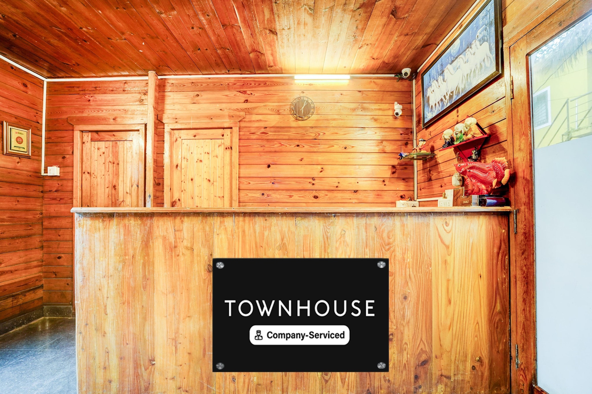 Ground floor: (bedroom(double bed, TV, seating area, bar, electric kettle, air conditioning, parking lot(public), Towels incl., Laundry Package incl., telephone), bathroom(bathtub or shower, shower, washbasin, toilet, shampoo, body soap, hot water))