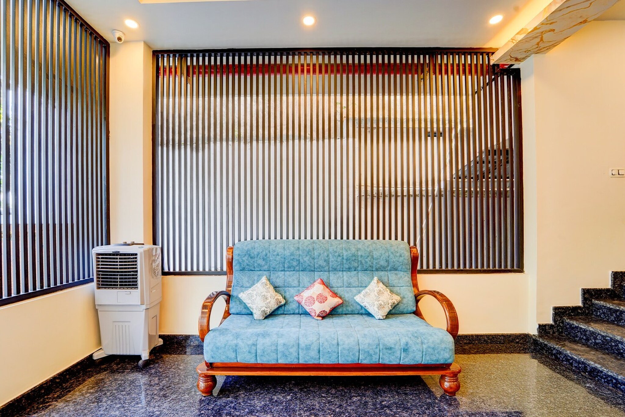 Ground floor: (bedroom(double bed, TV, seating area, air conditioning, lift, Towels incl., telephone), bathroom(bathtub or shower, shower, washbasin, toilet, shampoo, body soap, hot water))
