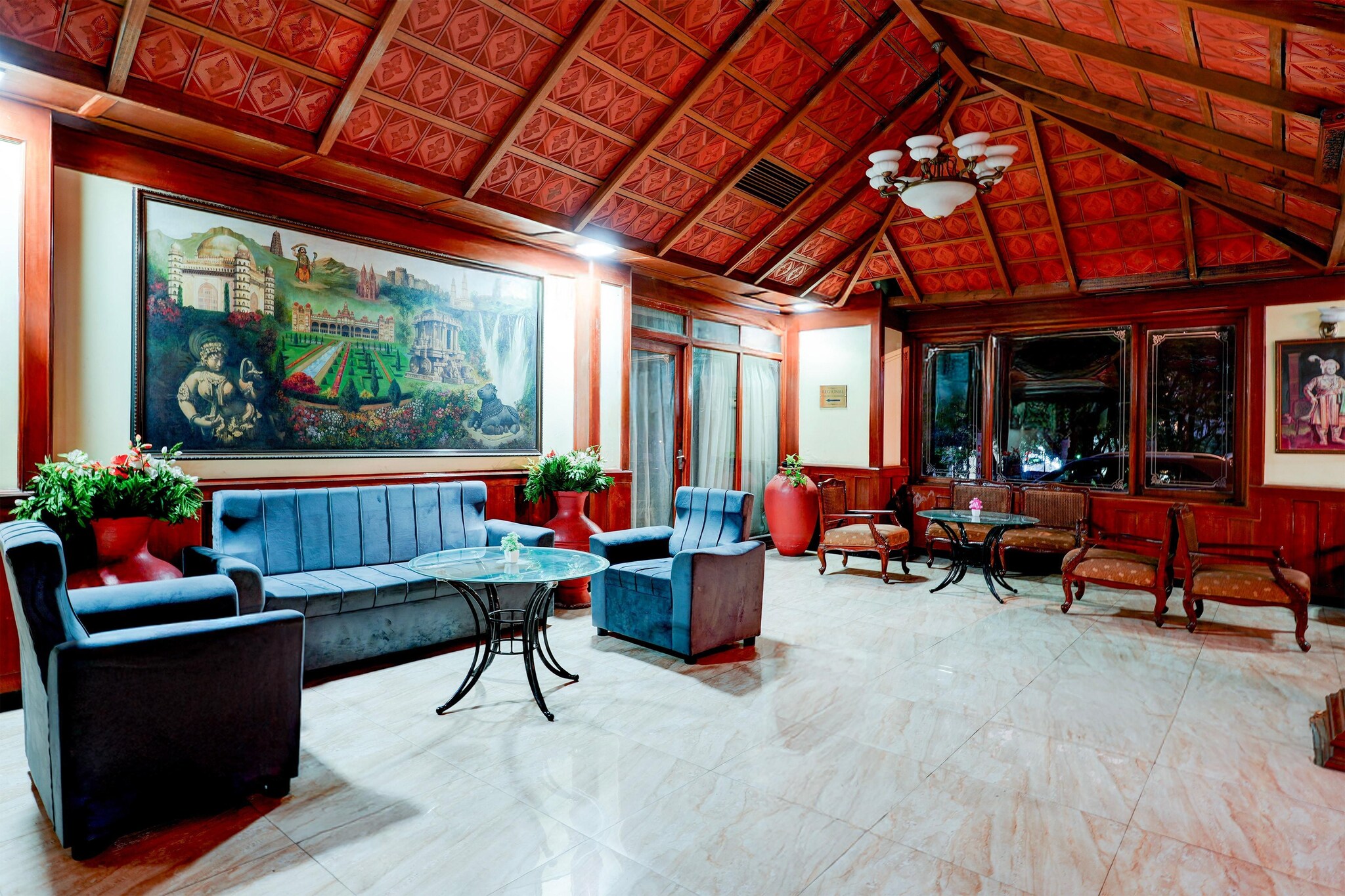 Ground floor: (bedroom(double bed, TV, seating area, air conditioning, parking lot(public), lift, Towels incl., Laundry Package incl., telephone, Floor mattress), bathroom(bathtub or shower, shower, washbasin, toilet, shampoo, body soap, hot water))