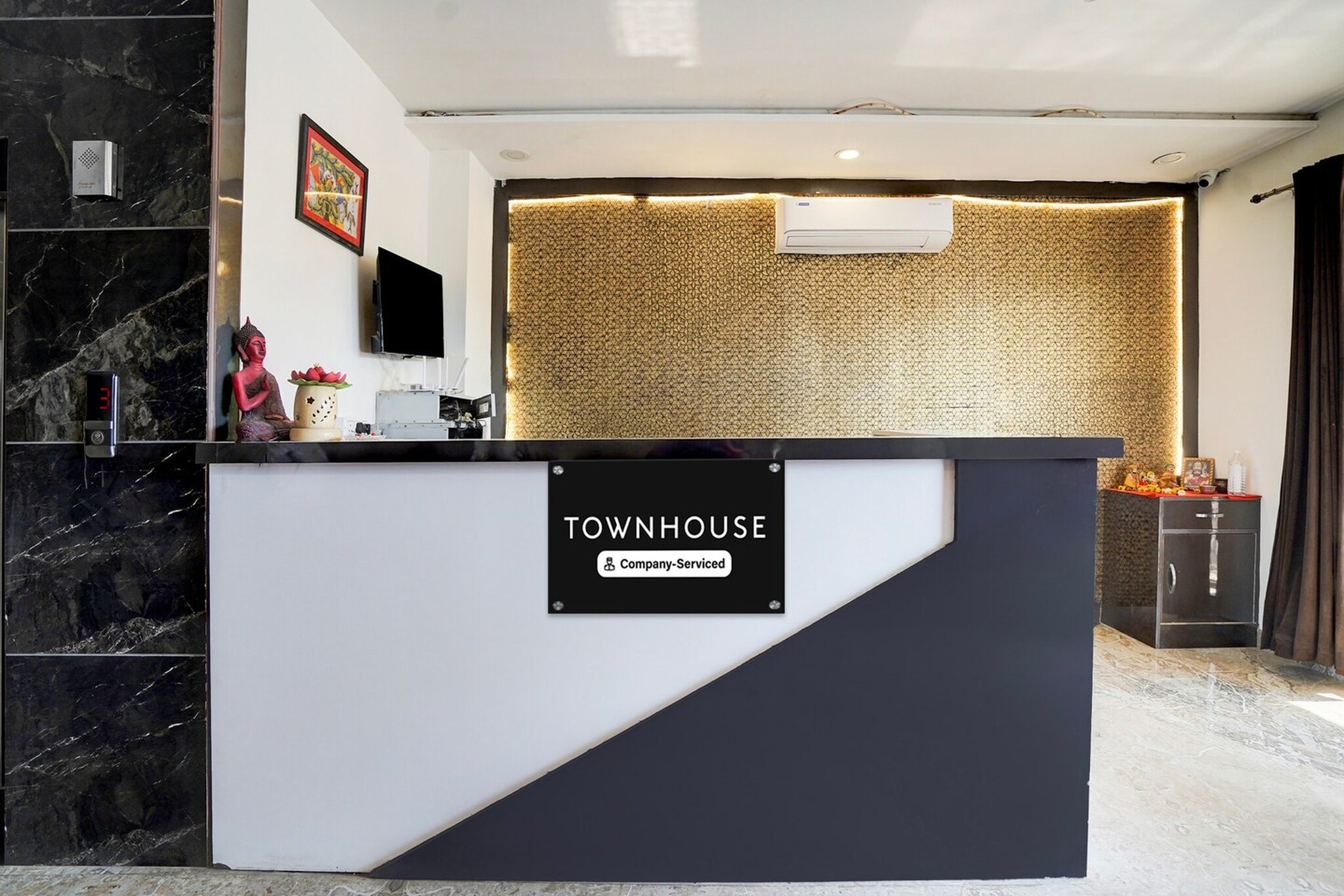 Ground floor: (bedroom(double bed, TV, seating area, air conditioning, lift, Towels incl., telephone), bathroom(bathtub or shower, shower, washbasin, toilet, shampoo, body soap, hot water))