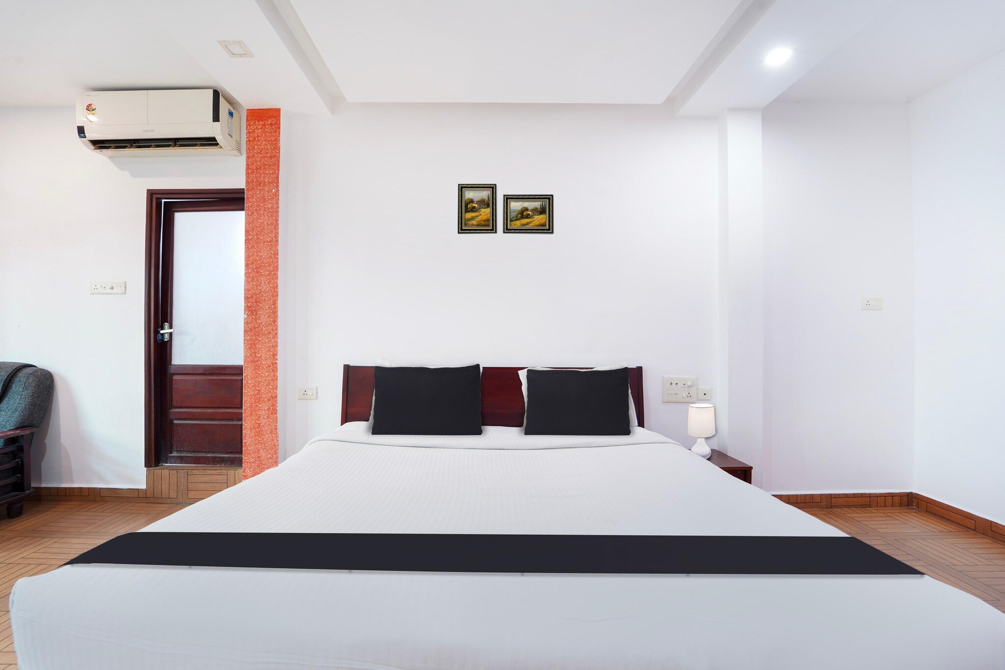 Ground floor: (bedroom(double bed, TV, seating area, air conditioning, parking lot(public), lift, Towels incl., Laundry Package incl., telephone), bathroom(bathtub or shower, shower, washbasin, toilet, shampoo, body soap, hot water))