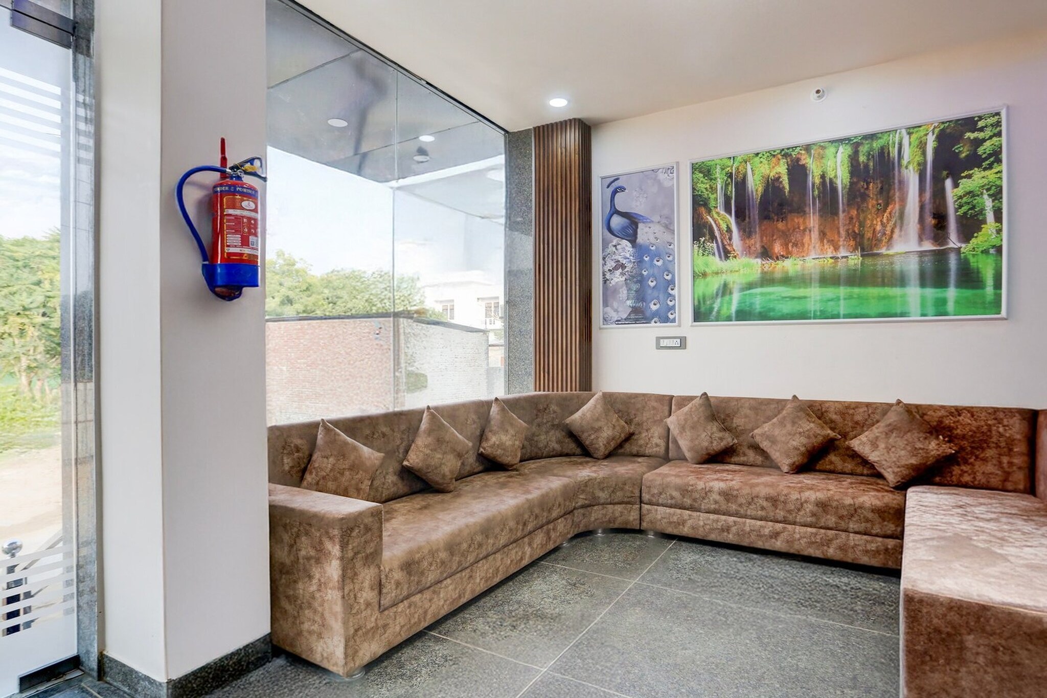 Ground floor: (bedroom(double bed, TV, seating area, air conditioning, telephone), bathroom(bathtub or shower, shower, washbasin, toilet, Towels incl., shampoo, body soap, hot water), parking)