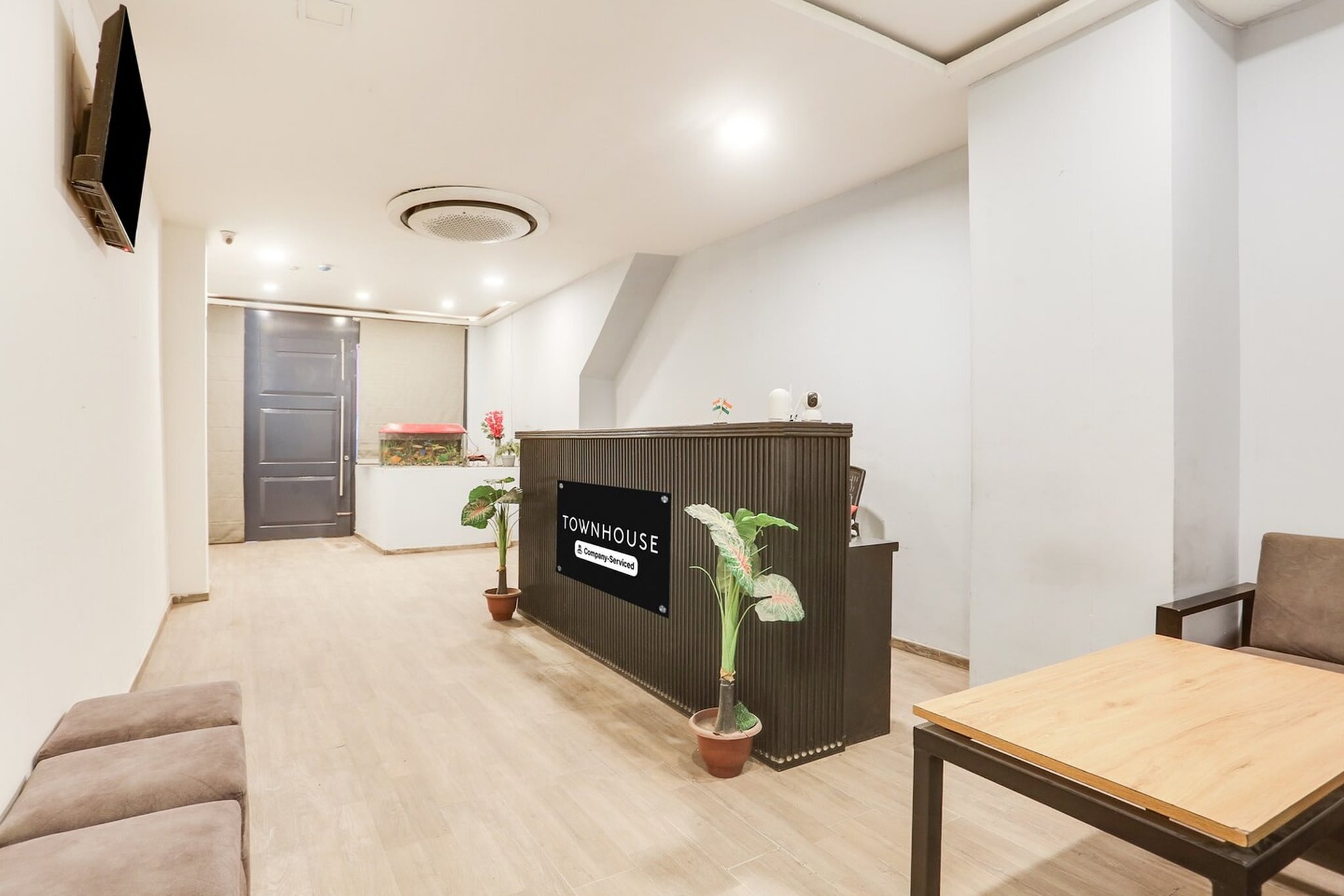Ground floor: (bedroom(Parking, double bed, TV, seating area, electric kettle, air conditioning, Towels incl., telephone), bathroom(bathtub or shower, shower, washbasin, toilet, shampoo, body soap, hot water))