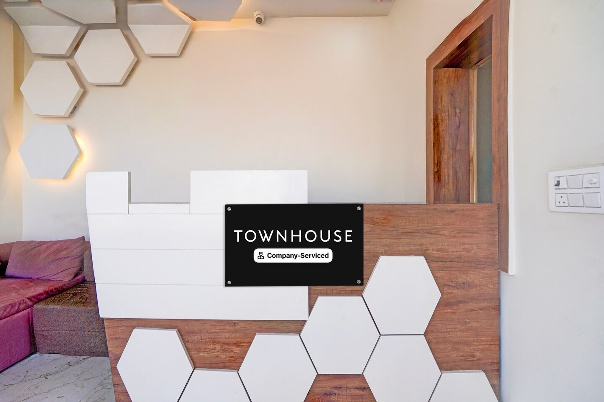 Ground floor: (bedroom(double bed, TV, seating area, air conditioning, Towels incl., telephone), bathroom(bathtub or shower, shower, washbasin, toilet, shampoo, body soap, hot water))