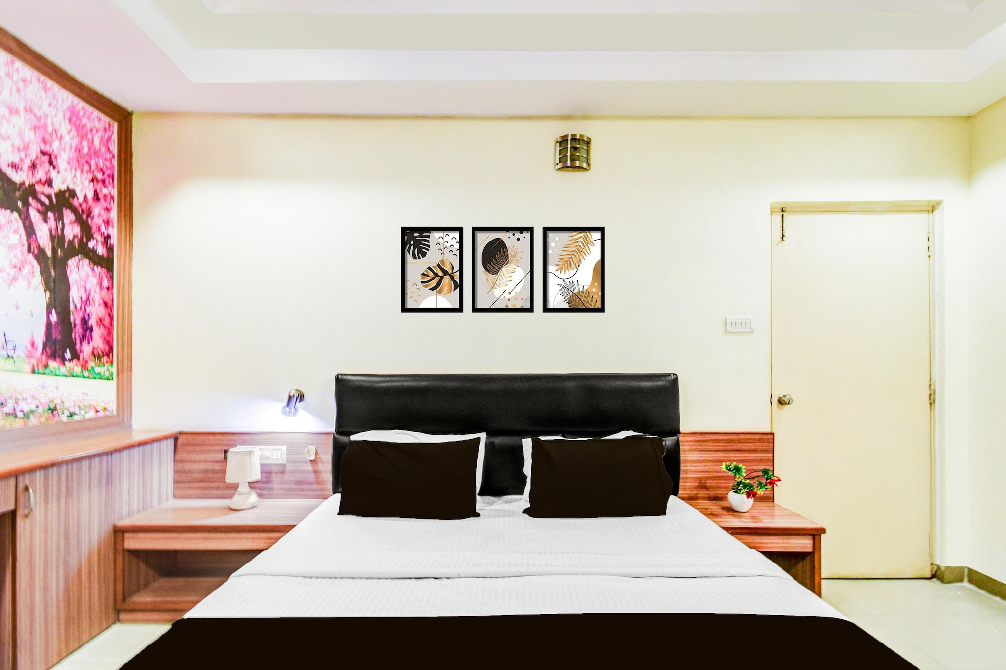 Ground floor: (bedroom(double bed, TV, seating area, air conditioning, lift, Towels incl., telephone, Floor mattress), bathroom(bathtub or shower, shower, washbasin, toilet, shampoo, body soap, hot water))