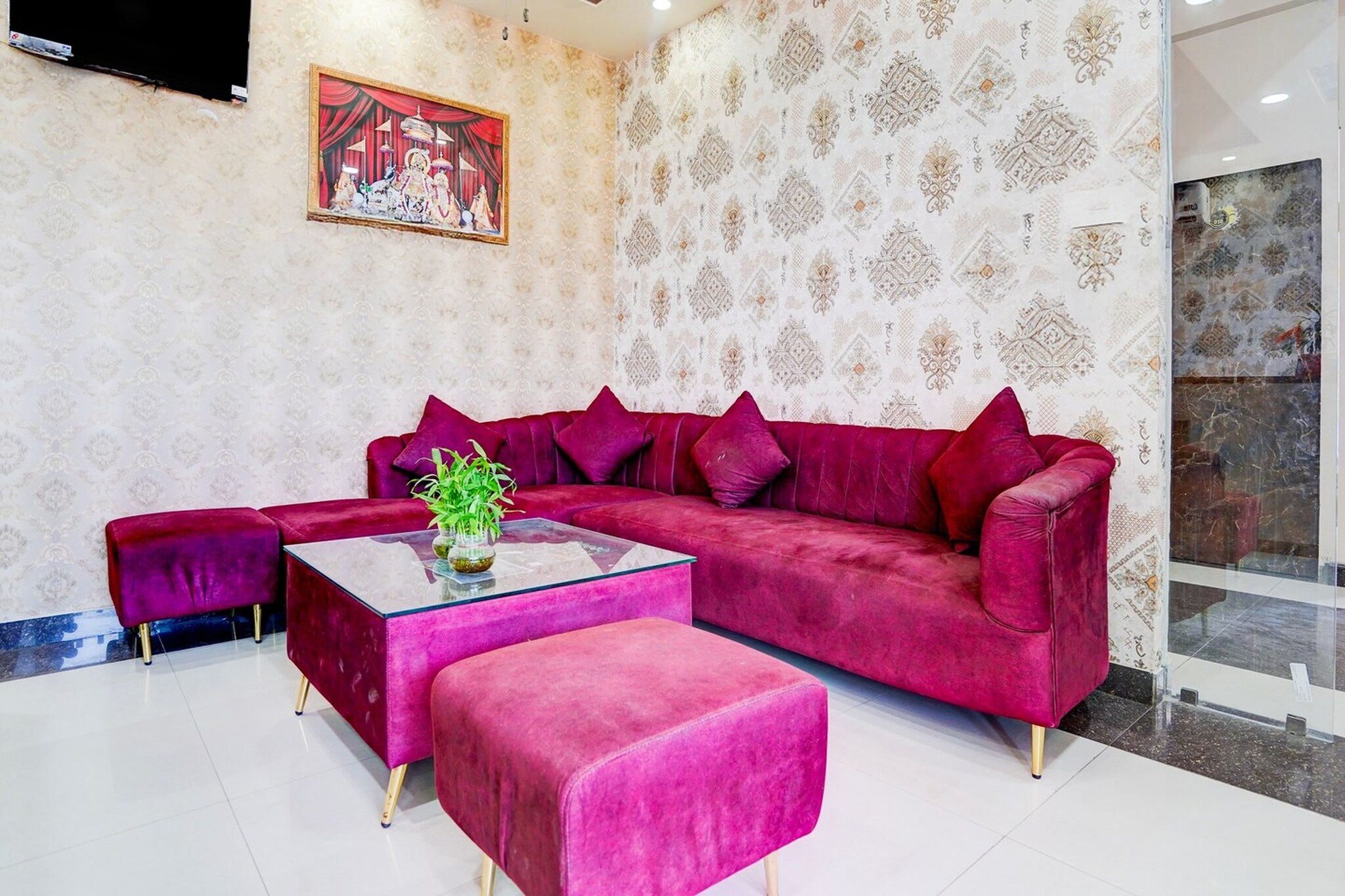 Ground floor: (bedroom(double bed, TV, seating area, air conditioning, lift, Towels incl., telephone), bathroom(bathtub or shower, shower, washbasin, toilet, shampoo, body soap, hot water))