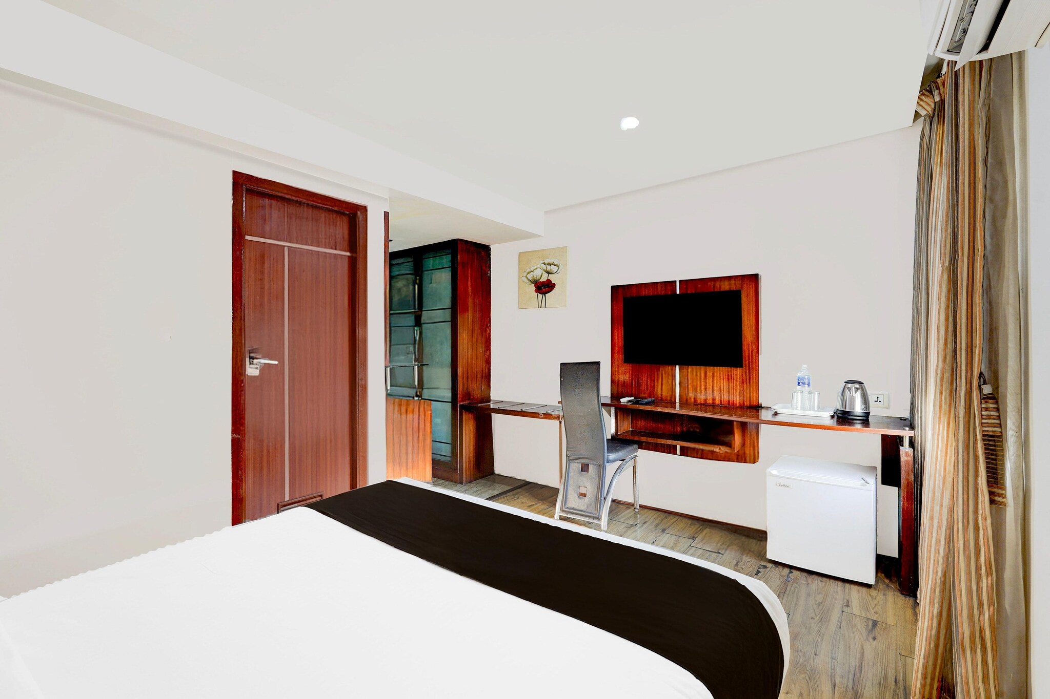 Located in the centre of Puducherry, 400 metres from Sri Aurobindo Ashram, Premium Stays at Pondicherry Opposite Rock Beach provides air-conditioned rooms and free WiFi. The property is around 2 km from Pondicherry Railway Station, 2.2 km from Botanical Garden and 2.9 km from Port of Pondicherry. The accommodation features room service, a 24-hour front desk and luggage storage for guests.

Guest rooms at the hotel are equipped with a seating area, a flat-screen TV with satellite channels and a private bathroom with free toiletries and a bath or shower. The rooms include a desk.

Popular points of interest near Premium Stays at Pondicherry Opposite Rock Beach include Manakula Vinayagar Temple, Pondicherry Museum and Bharathi Park. Puducherry Airport is 4 km away.

Unmarried couples are warmly welcome at this property.
Guests with local ID proof are warmly welcome.
Early Check-In Policy: A full dayâ€™s room rate will be charged for check-ins before 6:00 AM. Complimentary early check-in is available between 6:00 AM and 10:00 AM, subject to room availability.
Check-in is only available to guests aged 18 and above. Please provide a government-issued ID to confirmÂ yourÂ age.
