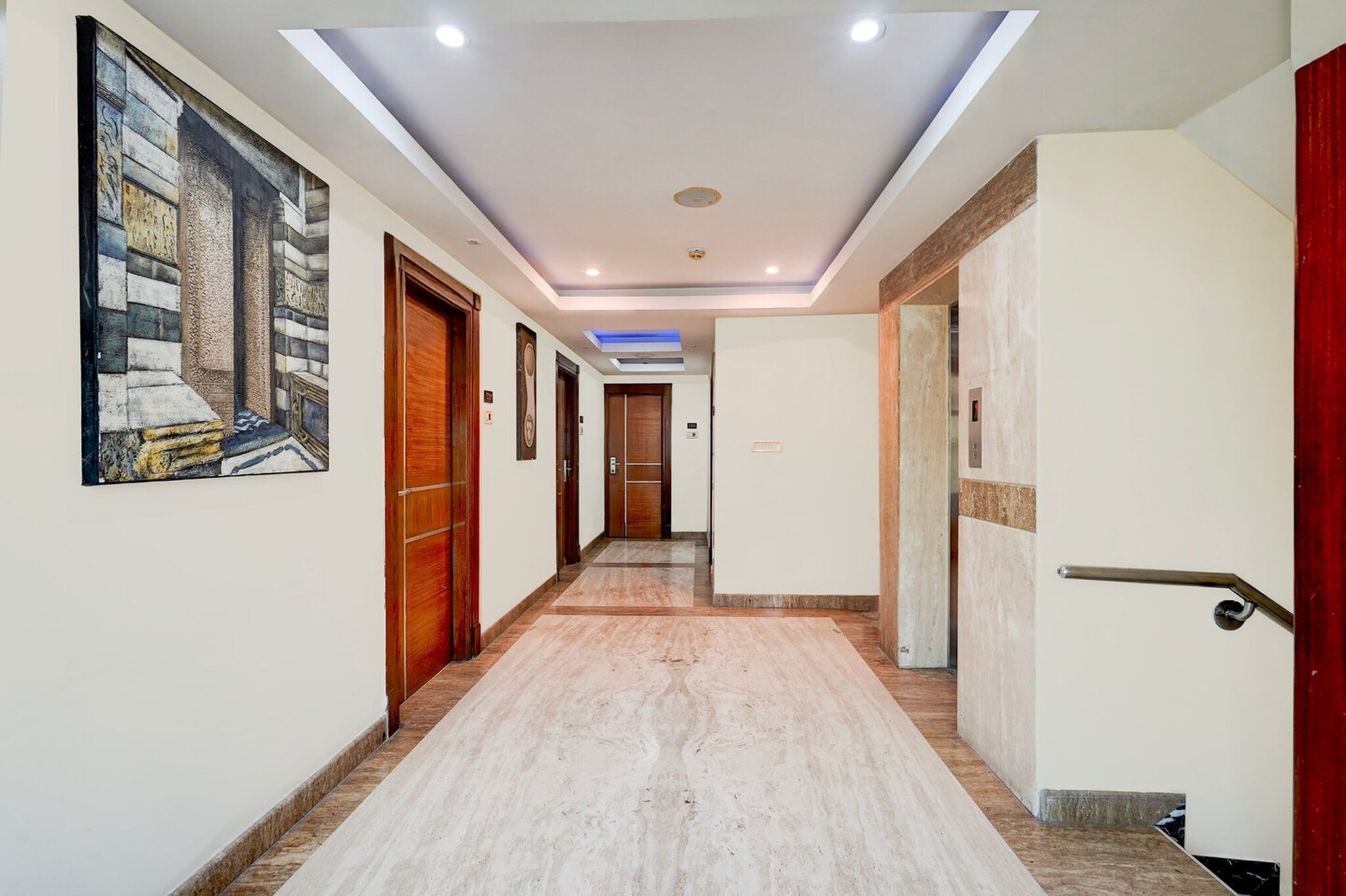 Ground floor: (bedroom(double bed, TV, seating area, air conditioning, lift, Towels incl., telephone), bathroom(bathtub or shower, shower, washbasin, toilet, shampoo, body soap, hot water))
