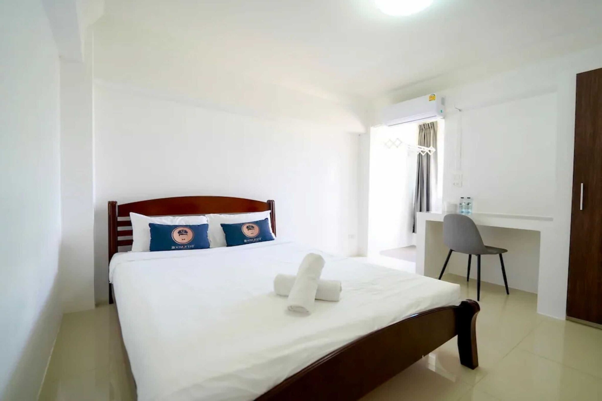 Ground floor: (bedroom(Bed Linen, Desk, Fan, double bed, TV, seating area, bar, air conditioning, telephone, Room-darkening shades), bathroom(shower, washbasin, toilet, bidet, Essentials))