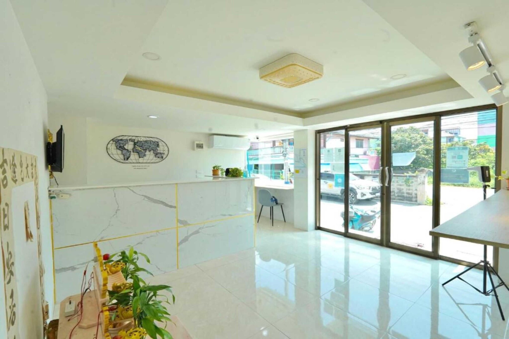 Situated 20 km from Mega Bangna (shopping centre) and 26 km from Bangkok International Trade and Exhibition Centre BITEC, Cozy Double Stay | Near Suvarnabhumi Airport Hub features rooms with air conditioning and a private bathroom in Bangkok. Featuring free WiFi, this 3-star hotel offers room service. Emporium Shopping Mall is 27 km away, while Central Embassy is 27 km from the hotel. At the hotel, rooms are equipped with a desk, a flat-screen TV, a private bathroom, bed linen and towels. All rooms have a wardrobe. Gaysorn Village Shopping Mall is 27 km from Collection O Bangkok Suvarnabhumi Airport formerly RQ Hotel, while Amarin Plaza is 28 km away.