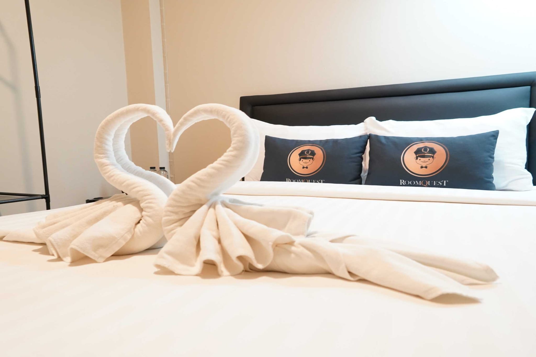 Ground floor: (bedroom(double bed, TV, seating area, air conditioning, deckchairs, Towels incl.), bathroom(shower, washbasin, toilet, bidet, Essentials))