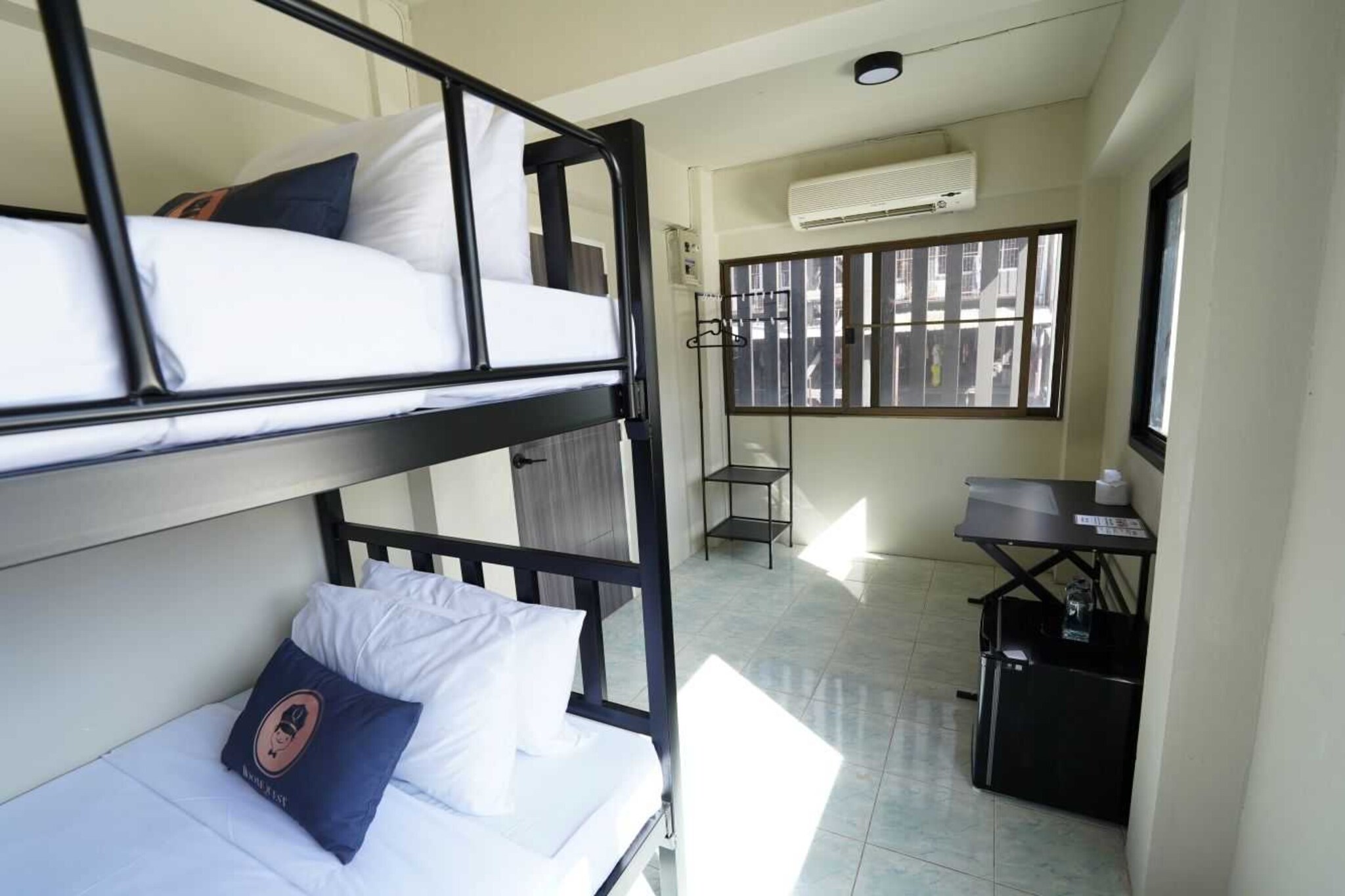 Ground floor: (bedroom(single bed adapted for disabled, single bed adapted for disabled, TV, seating area, air conditioning, deckchairs, Towels incl.), bathroom(shower, washbasin, toilet, bidet, Essentials))