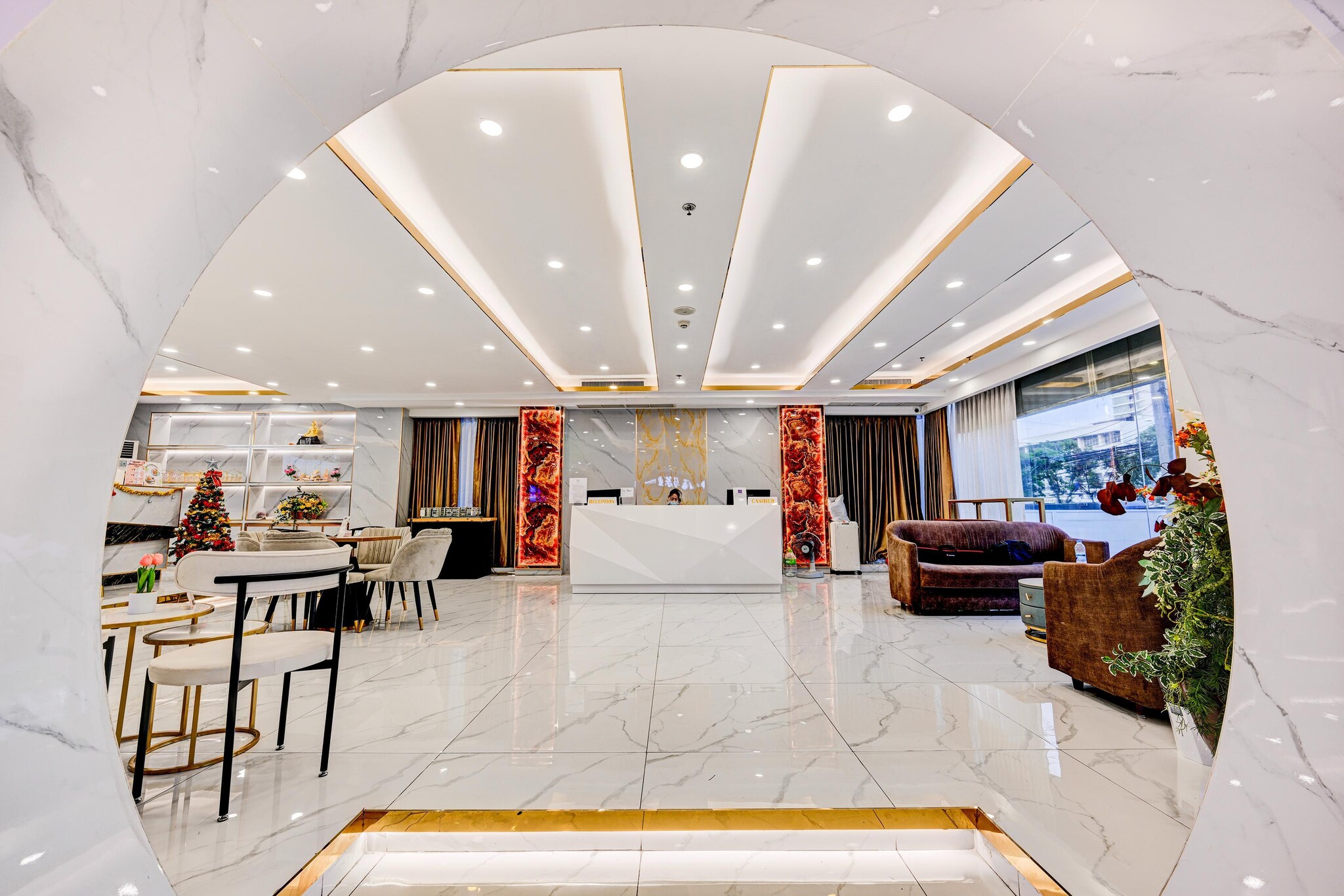 Ground floor: (bedroom(double bed, TV, seating area, air conditioning, telephone), bathroom(shower, washbasin, toilet, Towels/Sheets (Incl.), shampoo, body soap))\n\nParking, meetings, receptions, lift, Surveillance camera