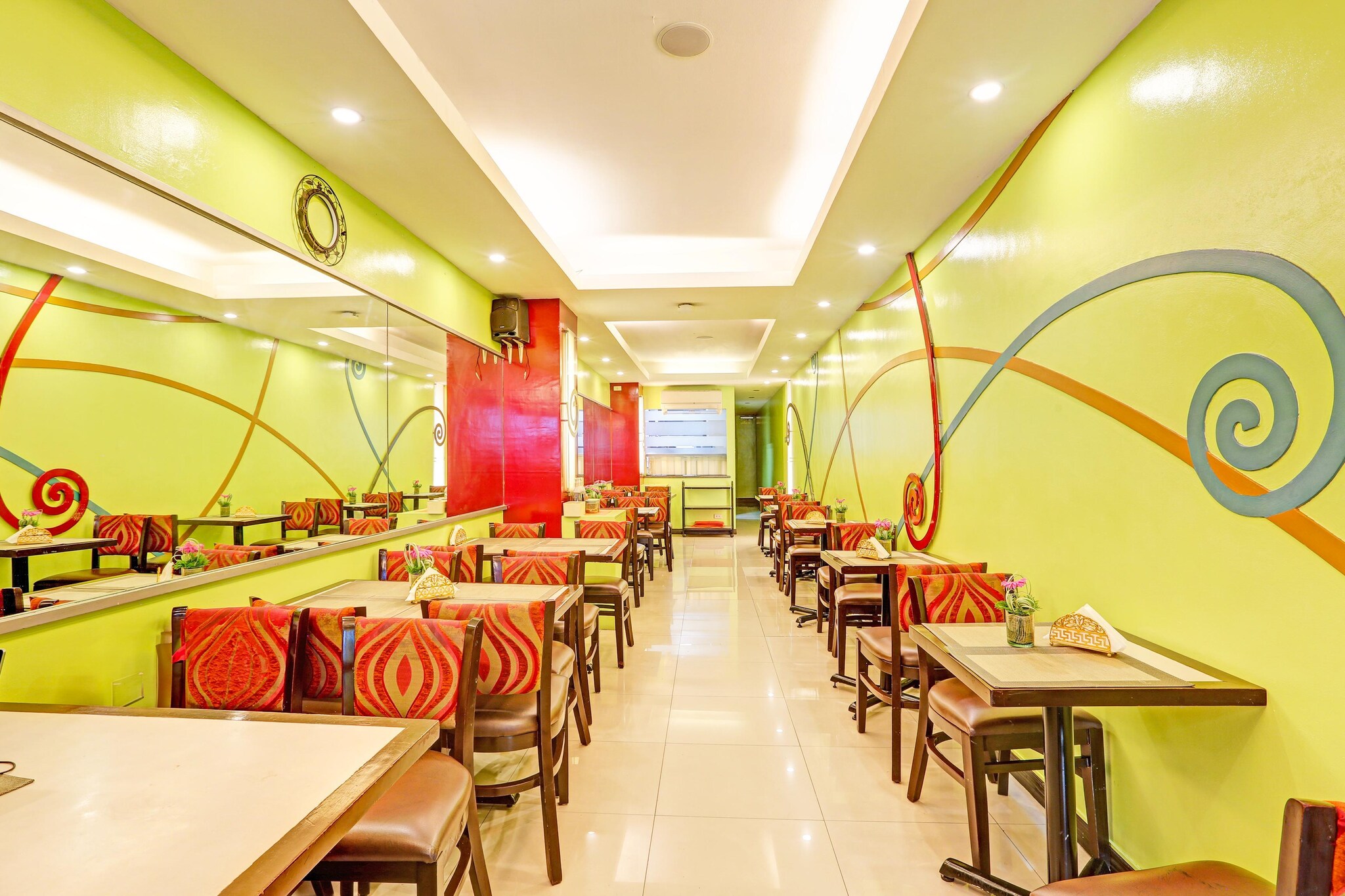 Ground floor: (bedroom(single bed, single bed, TV, seating area, air conditioning, telephone), bathroom(shower, toilet, hairdryer, Towels incl., shampoo, body soap))\n\nParking