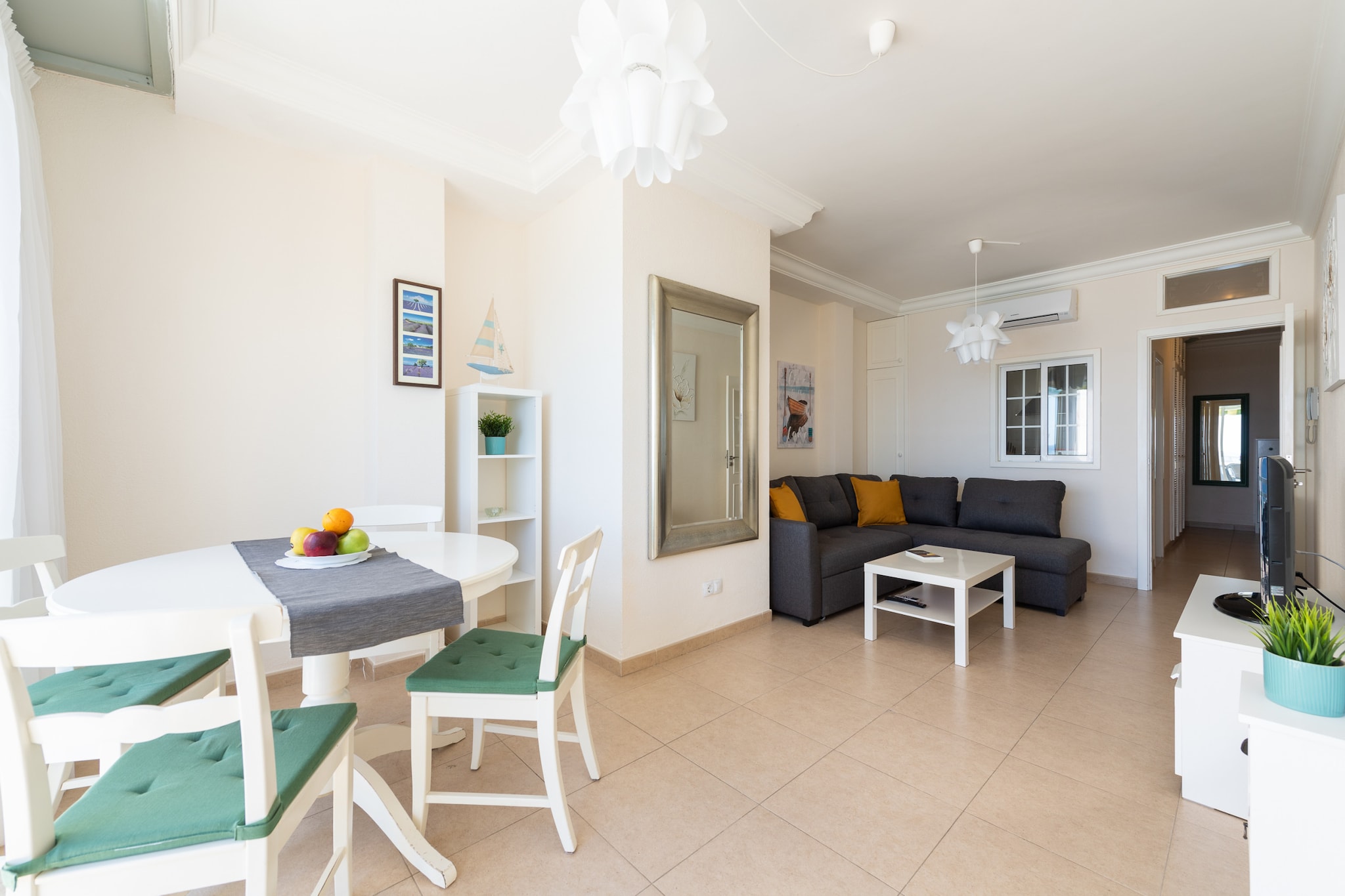 Front line with nice terrace By CanariasGetaway-Eetkamer