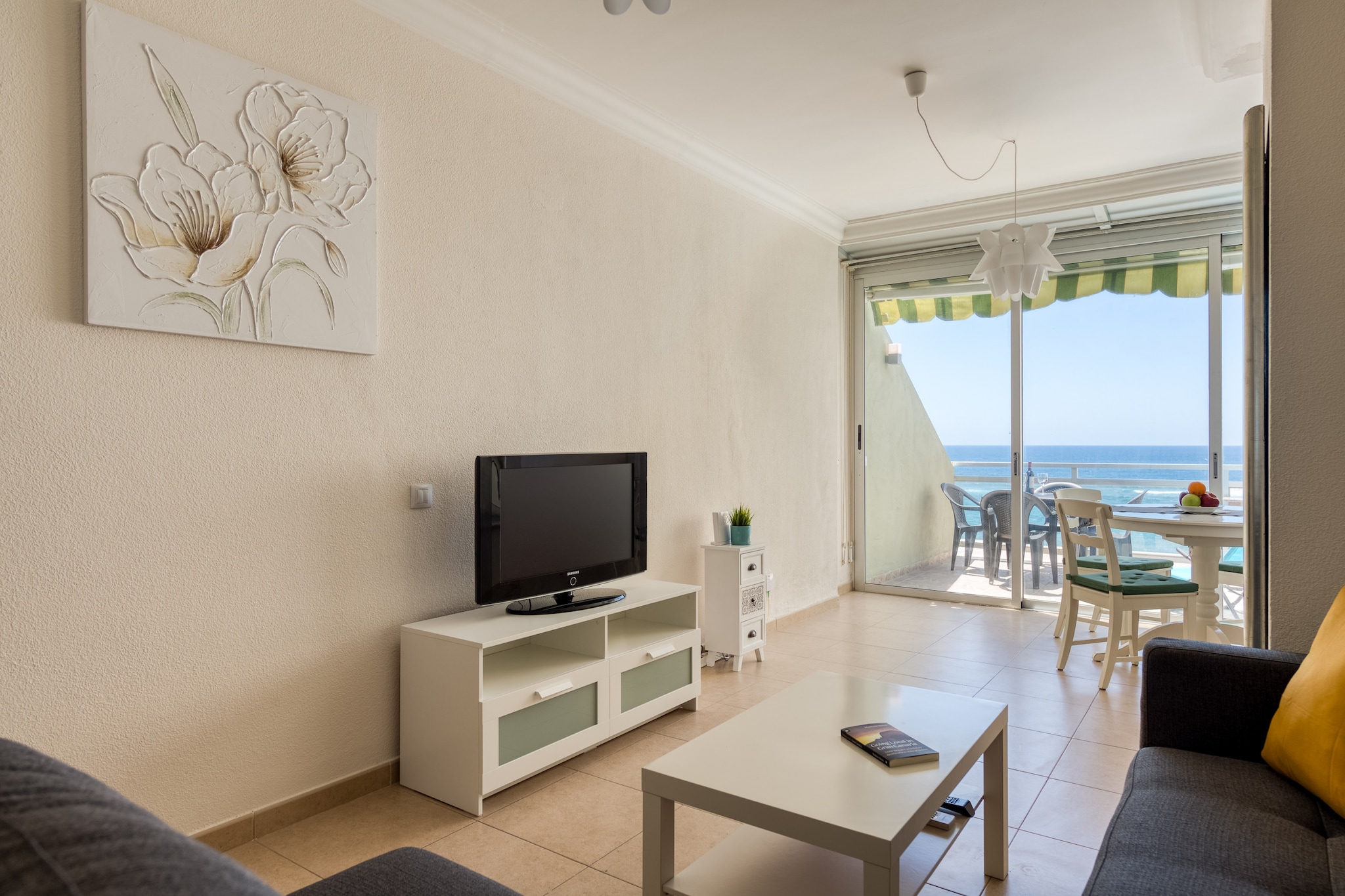 Front line with nice terrace By CanariasGetaway-Woonkamer