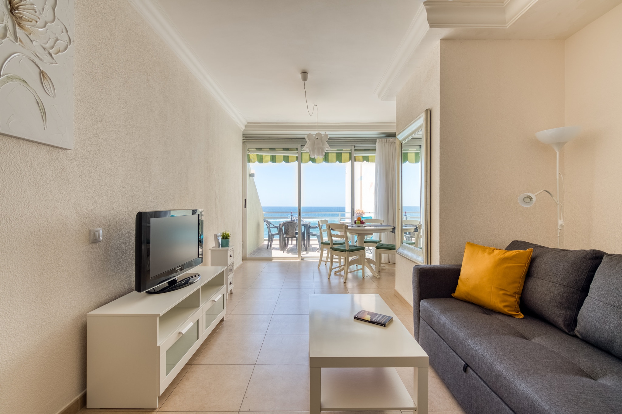 Front line with nice terrace By CanariasGetaway-Woonkamer
