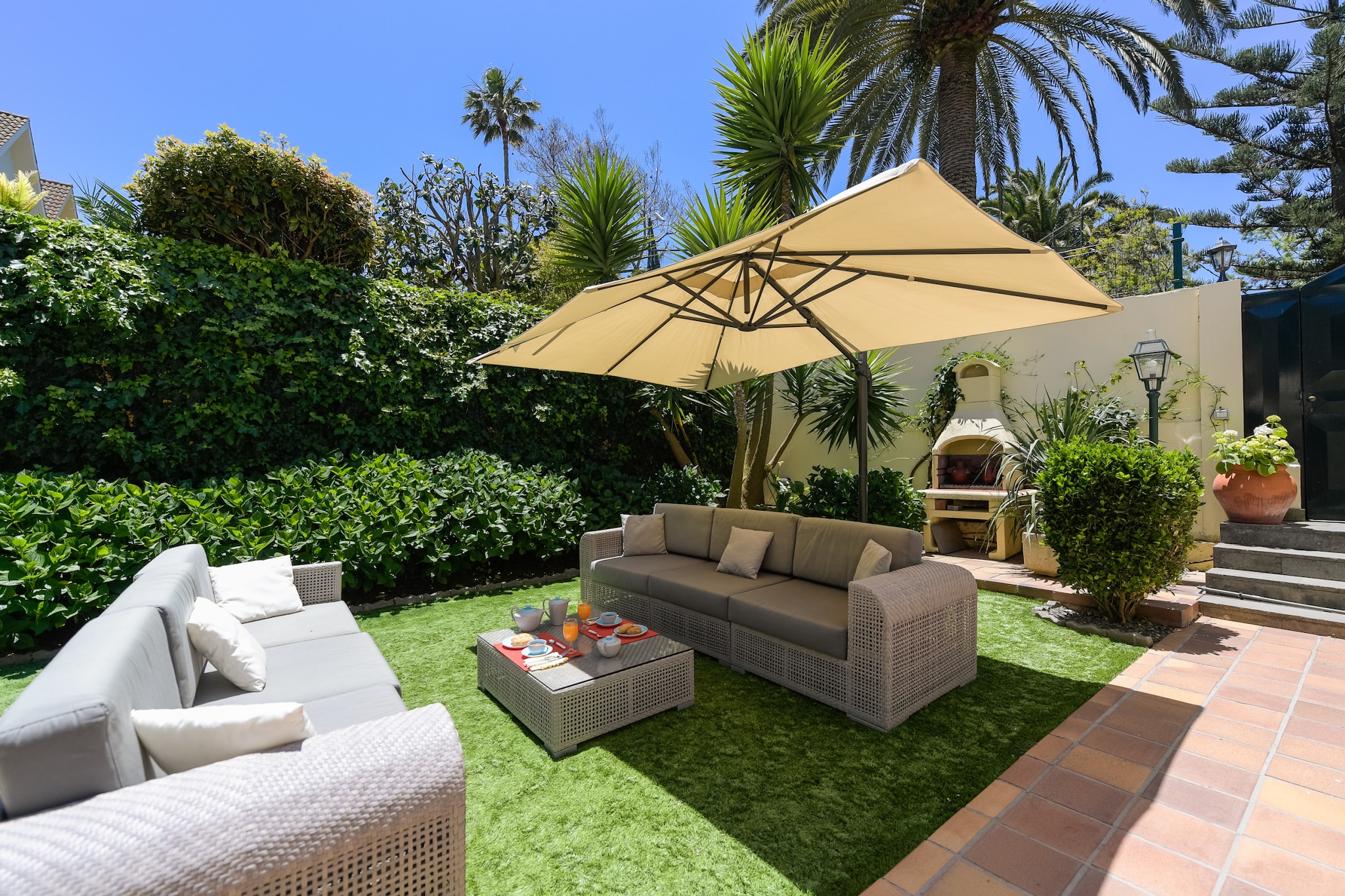 House with cozy garden BBQ and free parking-Extérieur
