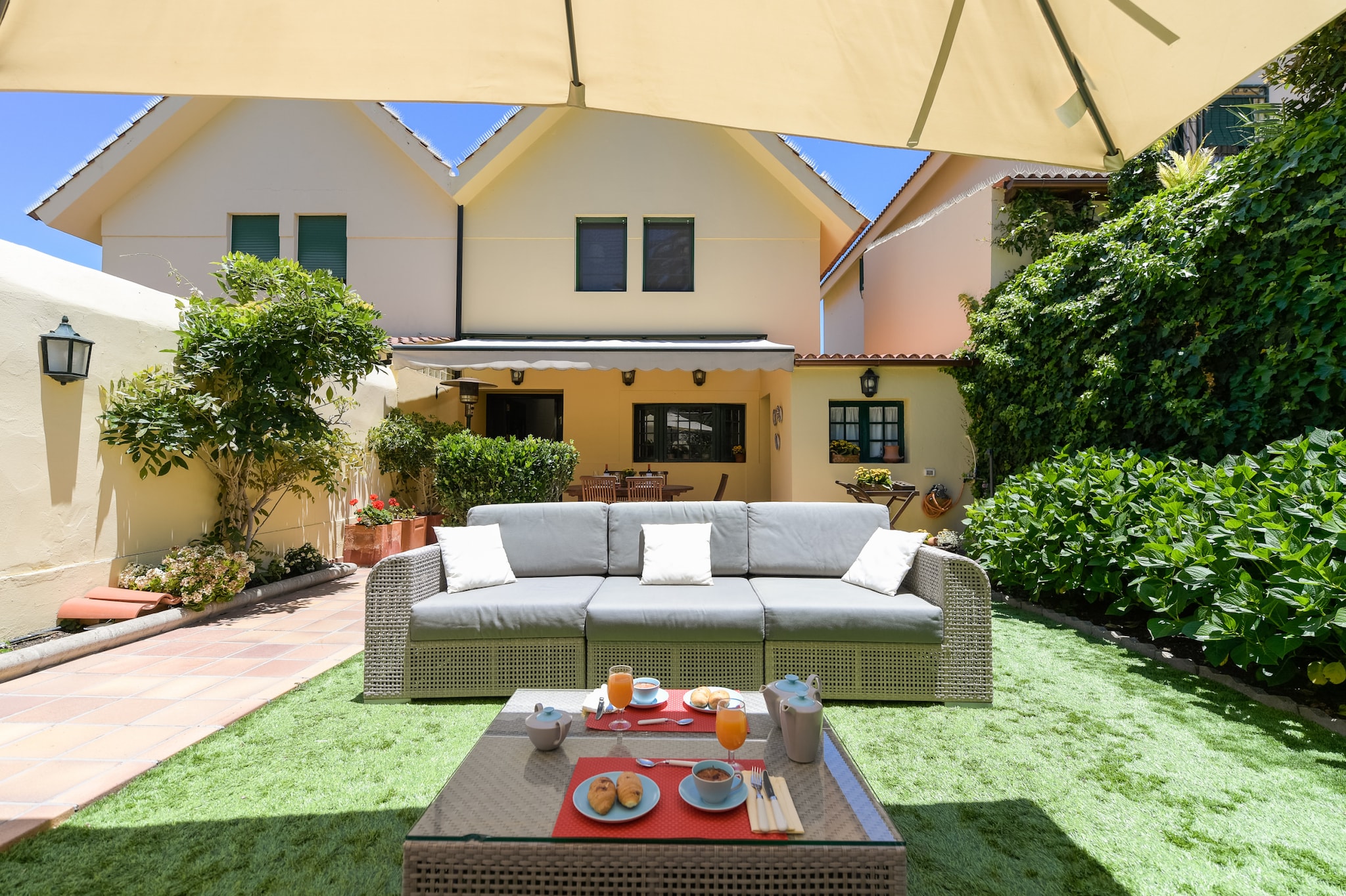 House with cozy garden BBQ and free parking-Extérieur