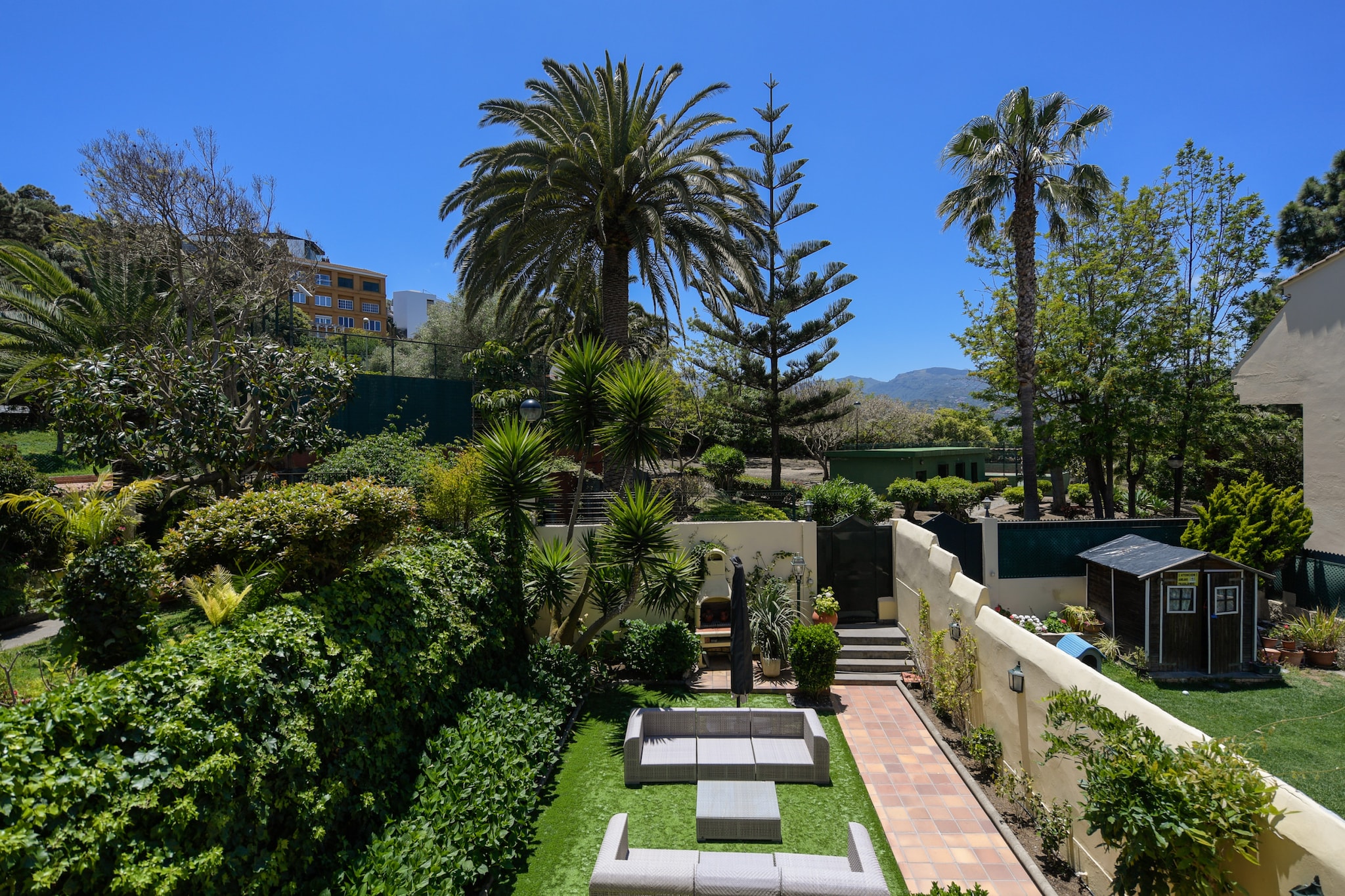 House with cozy garden BBQ and free parking-Extérieur