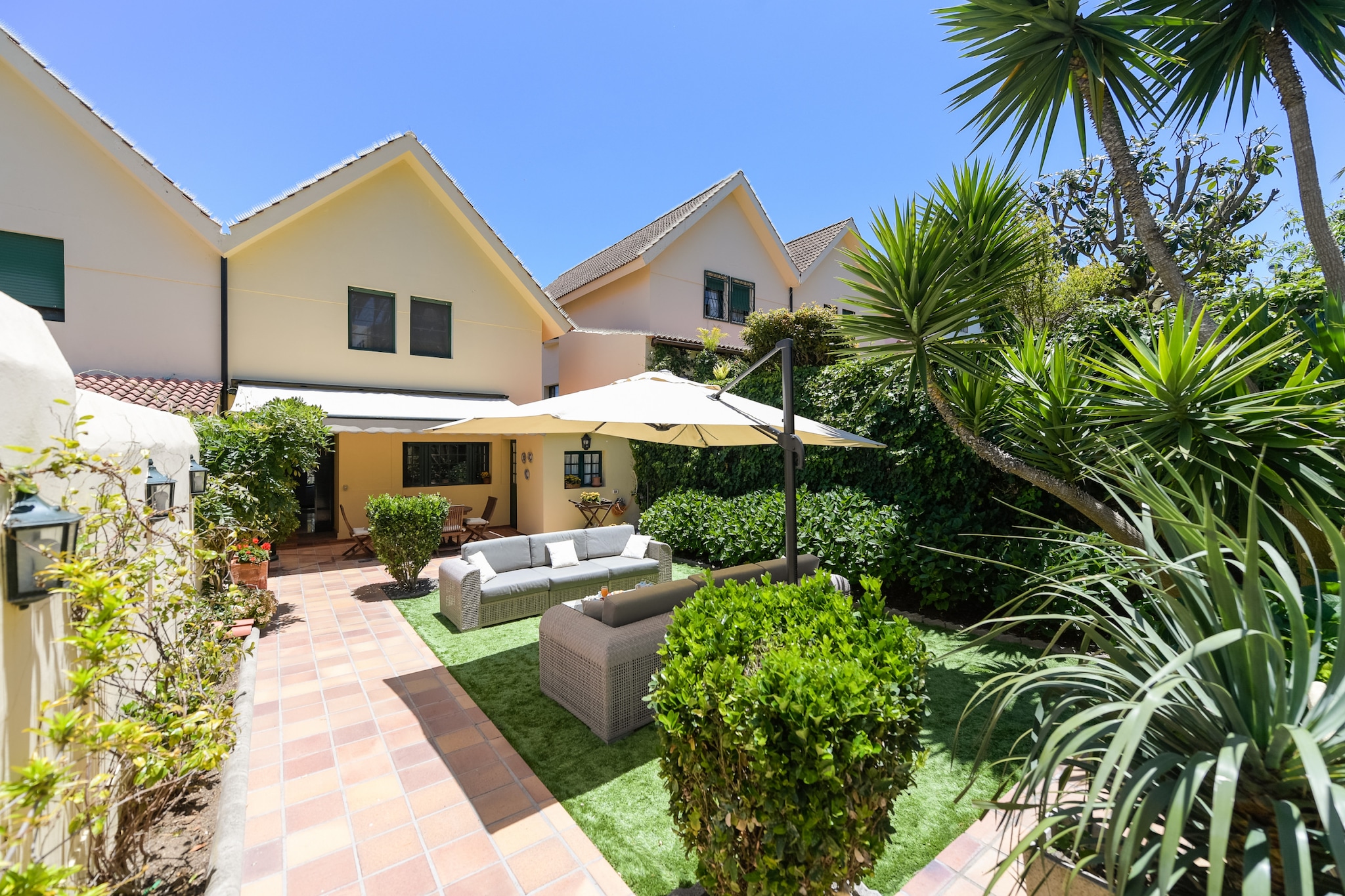 House with cozy garden BBQ and free parking-Extérieur