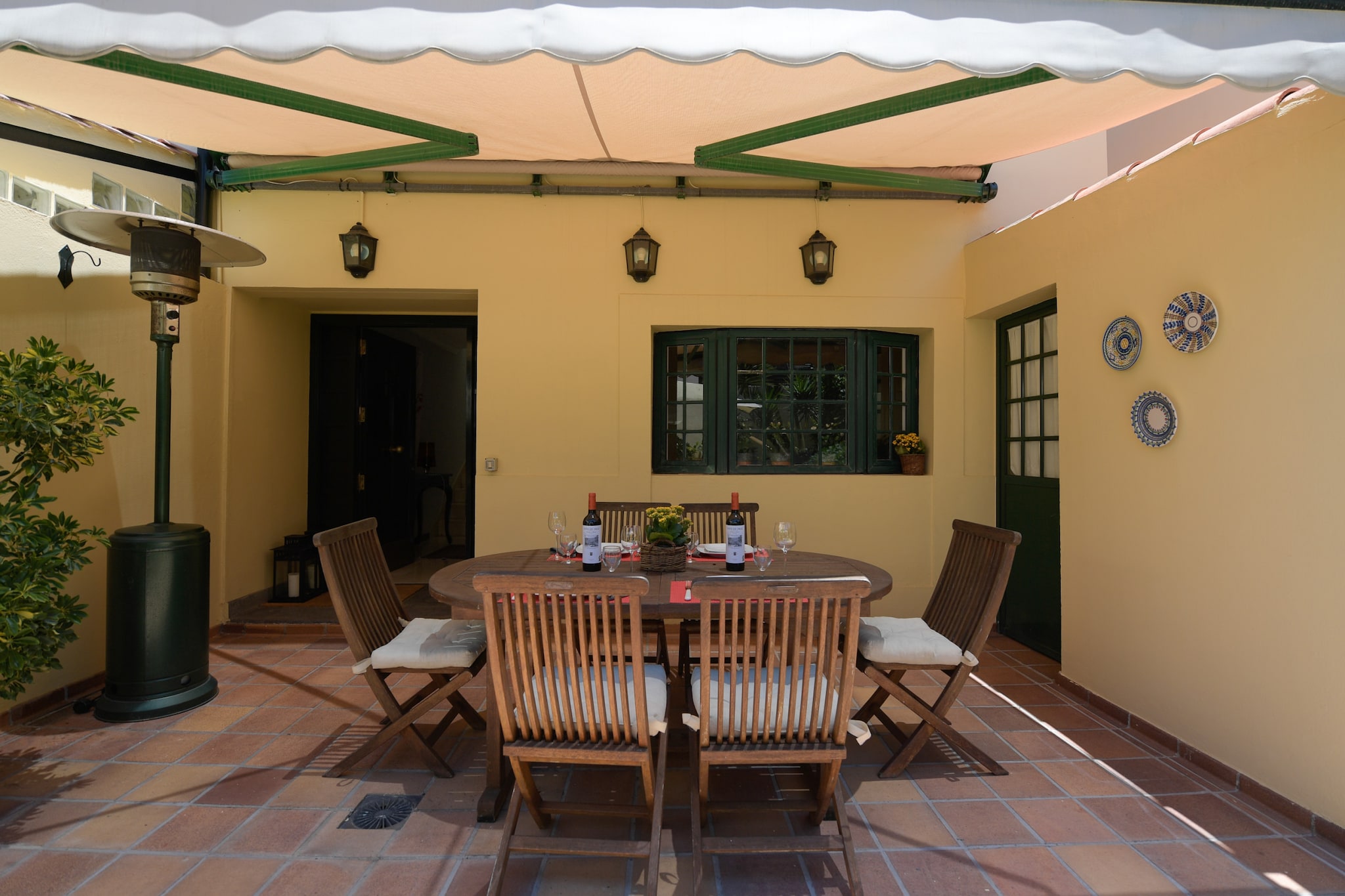 House with cozy garden BBQ and free parking-Terrasse