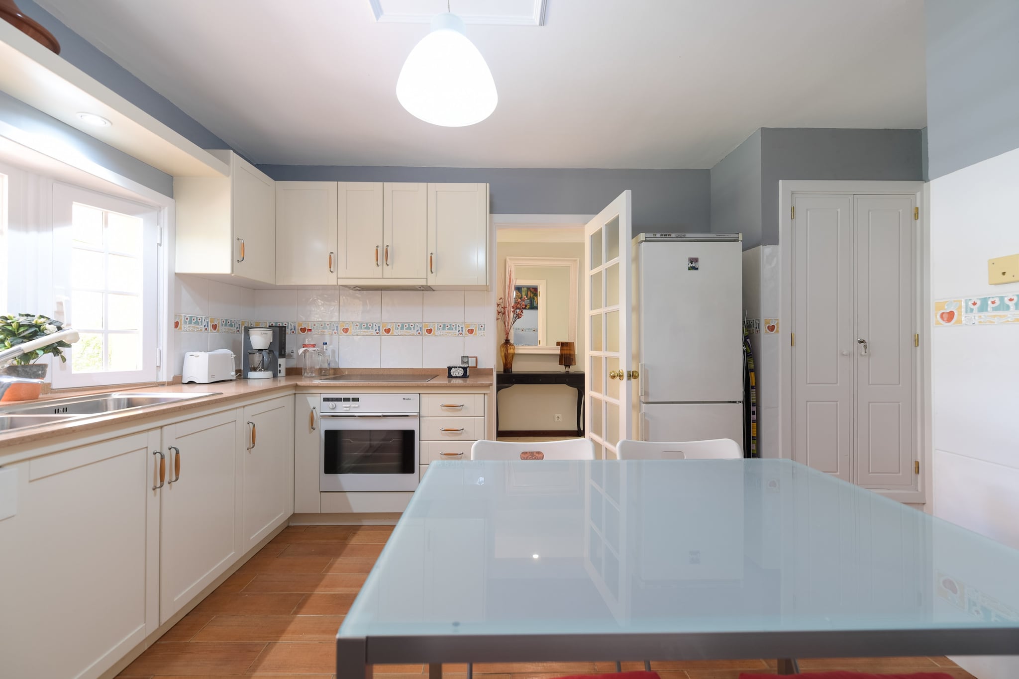 House with cozy garden BBQ and free parking-Cuisine