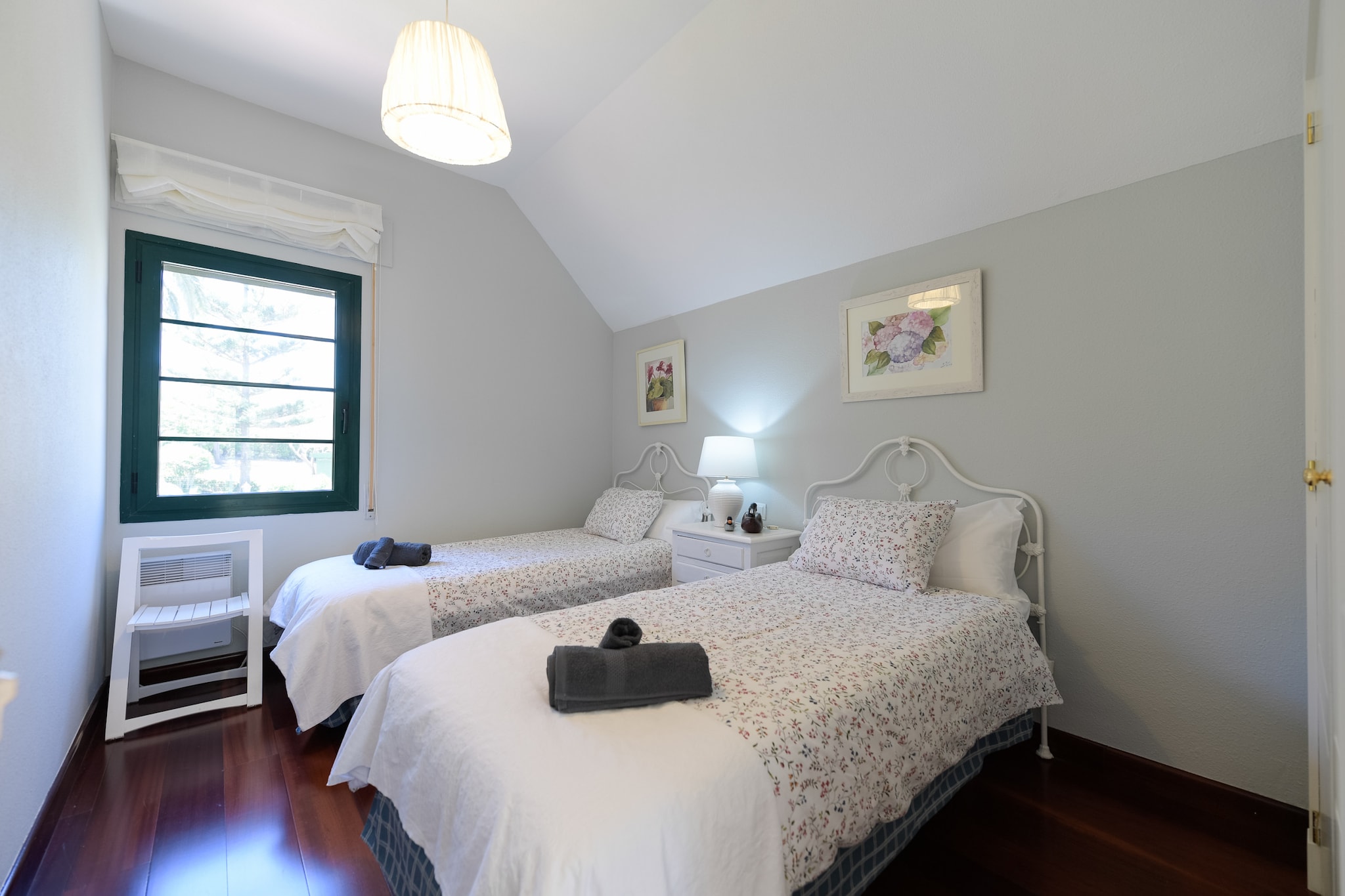 House with cozy garden BBQ and free parking-Chambre