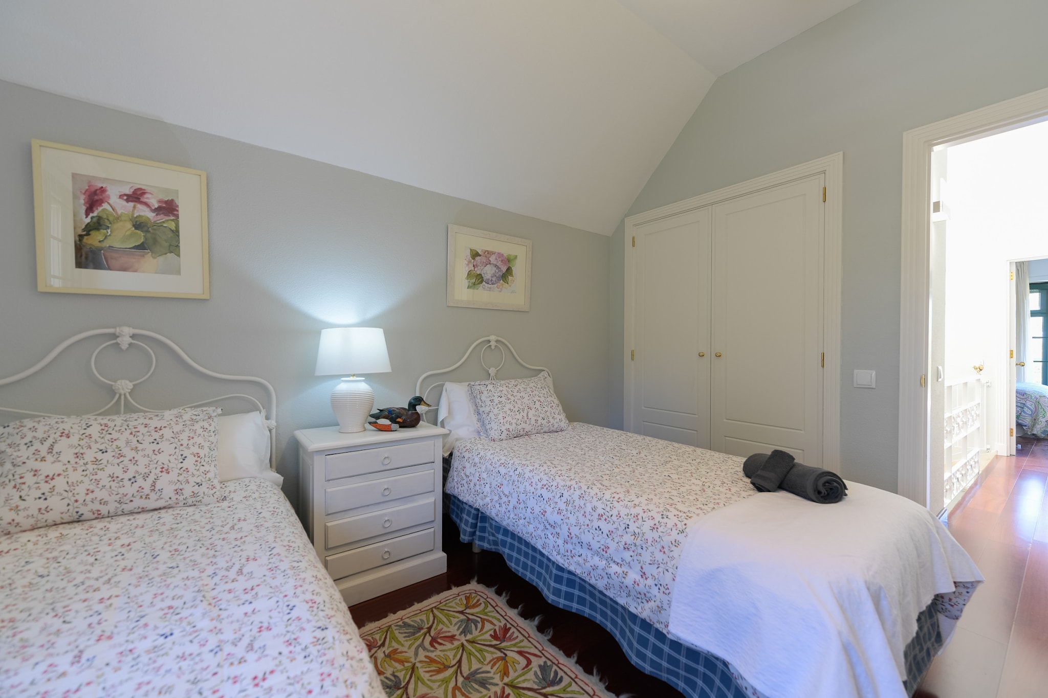 House with cozy garden BBQ and free parking-Chambre