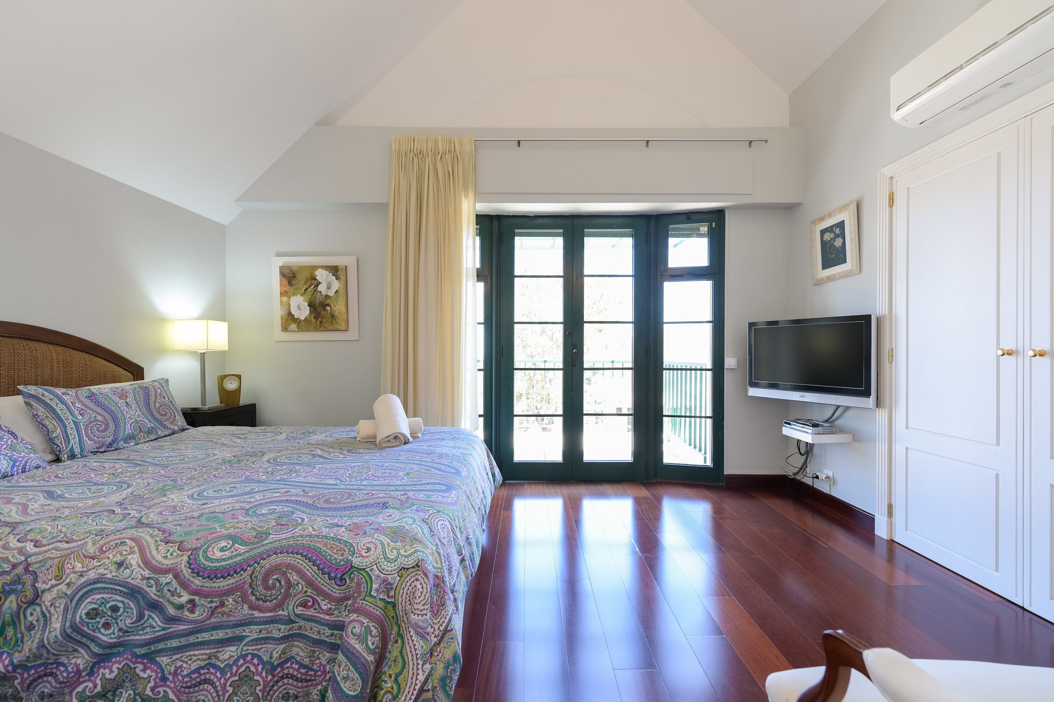 House with cozy garden BBQ and free parking-Chambre