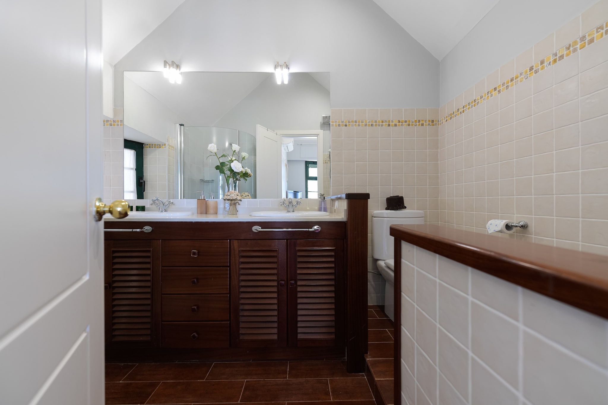 House with cozy garden BBQ and free parking-Salle de bain