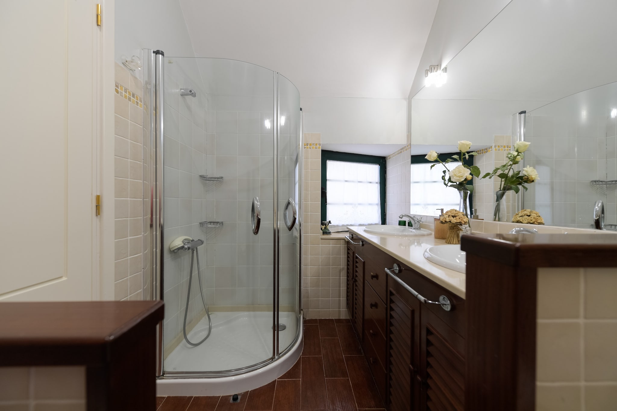 House with cozy garden BBQ and free parking-Salle de bain