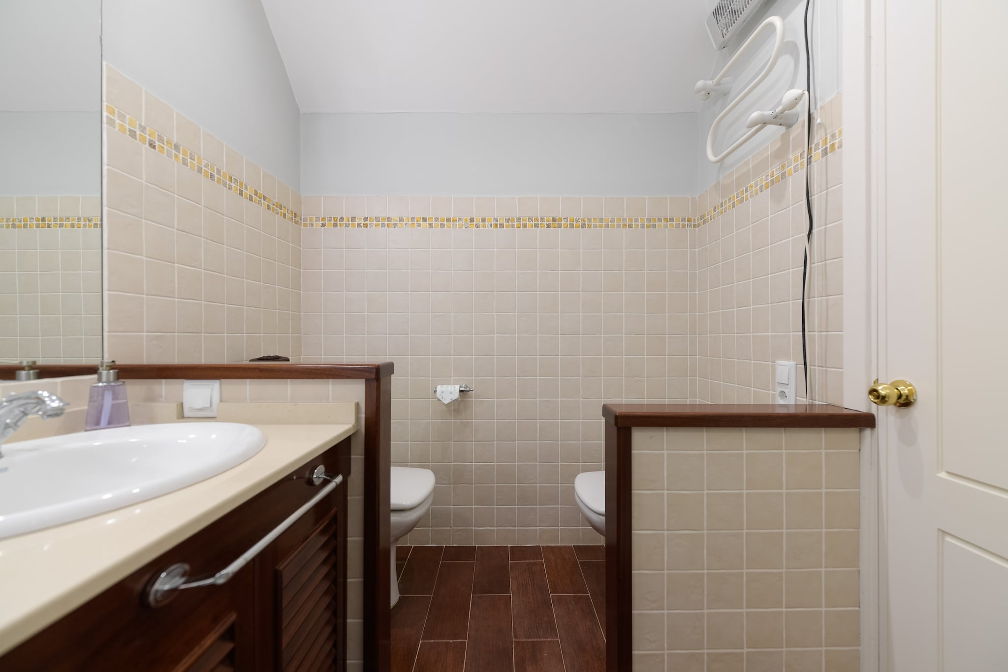 House with cozy garden BBQ and free parking-Salle de bain