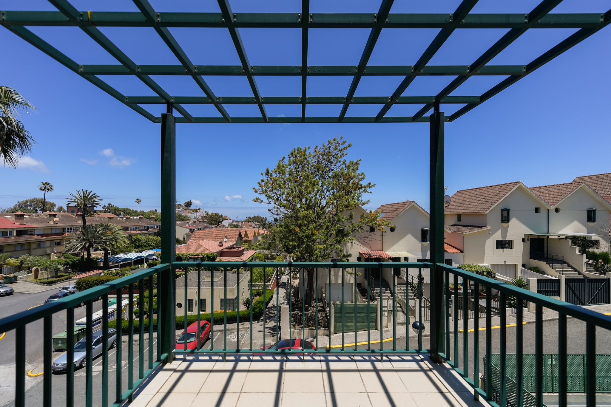 House with cozy garden BBQ and free parking