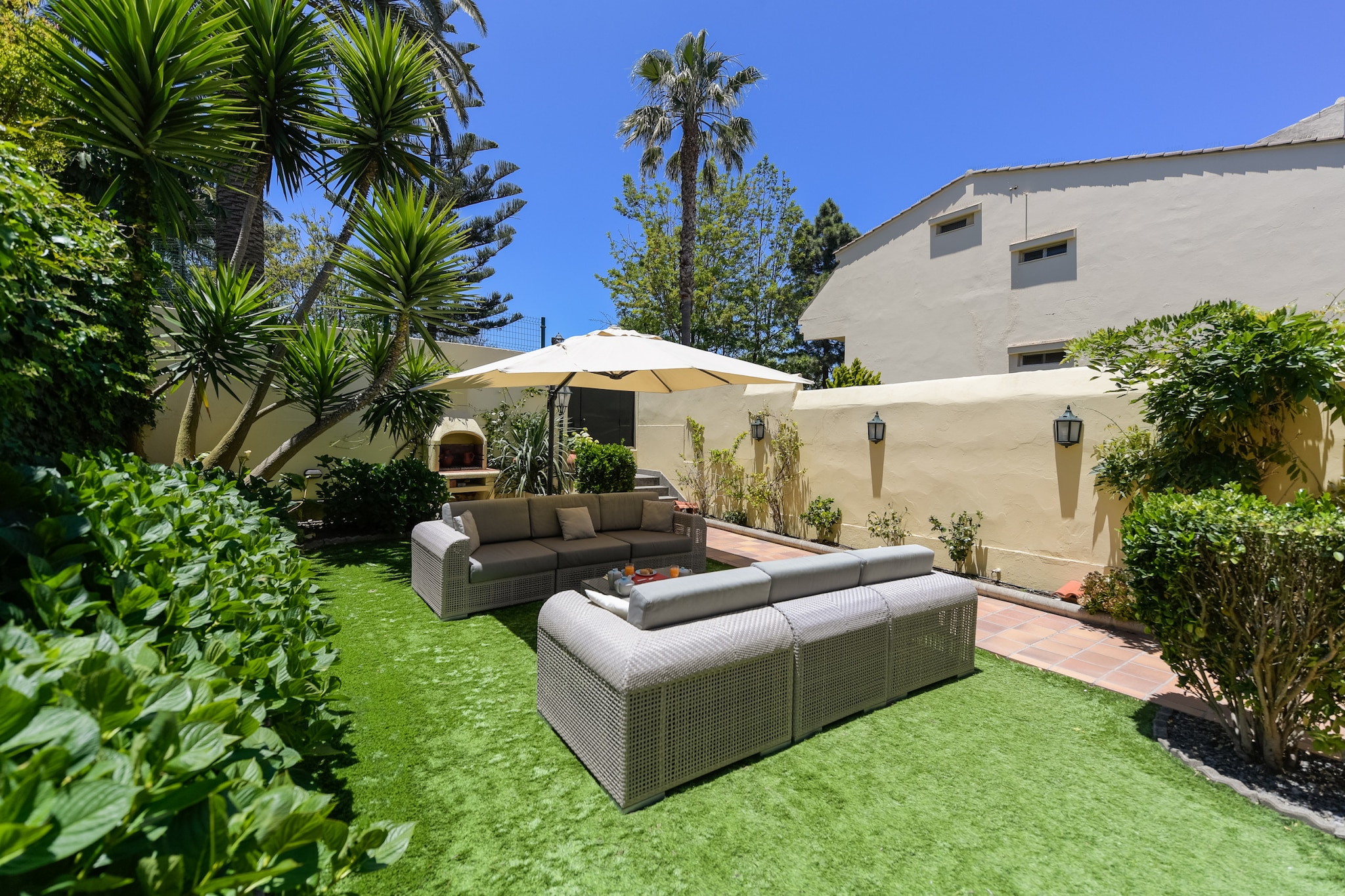 House with cozy garden BBQ and free parking-Extérieur