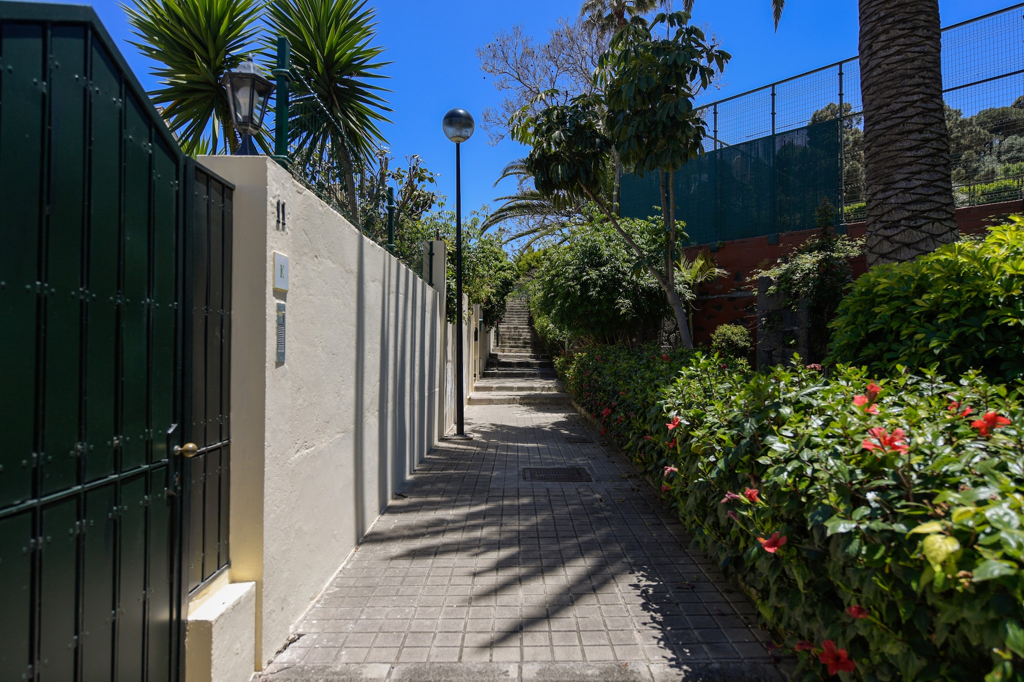 House with cozy garden BBQ and free parking-Extérieur